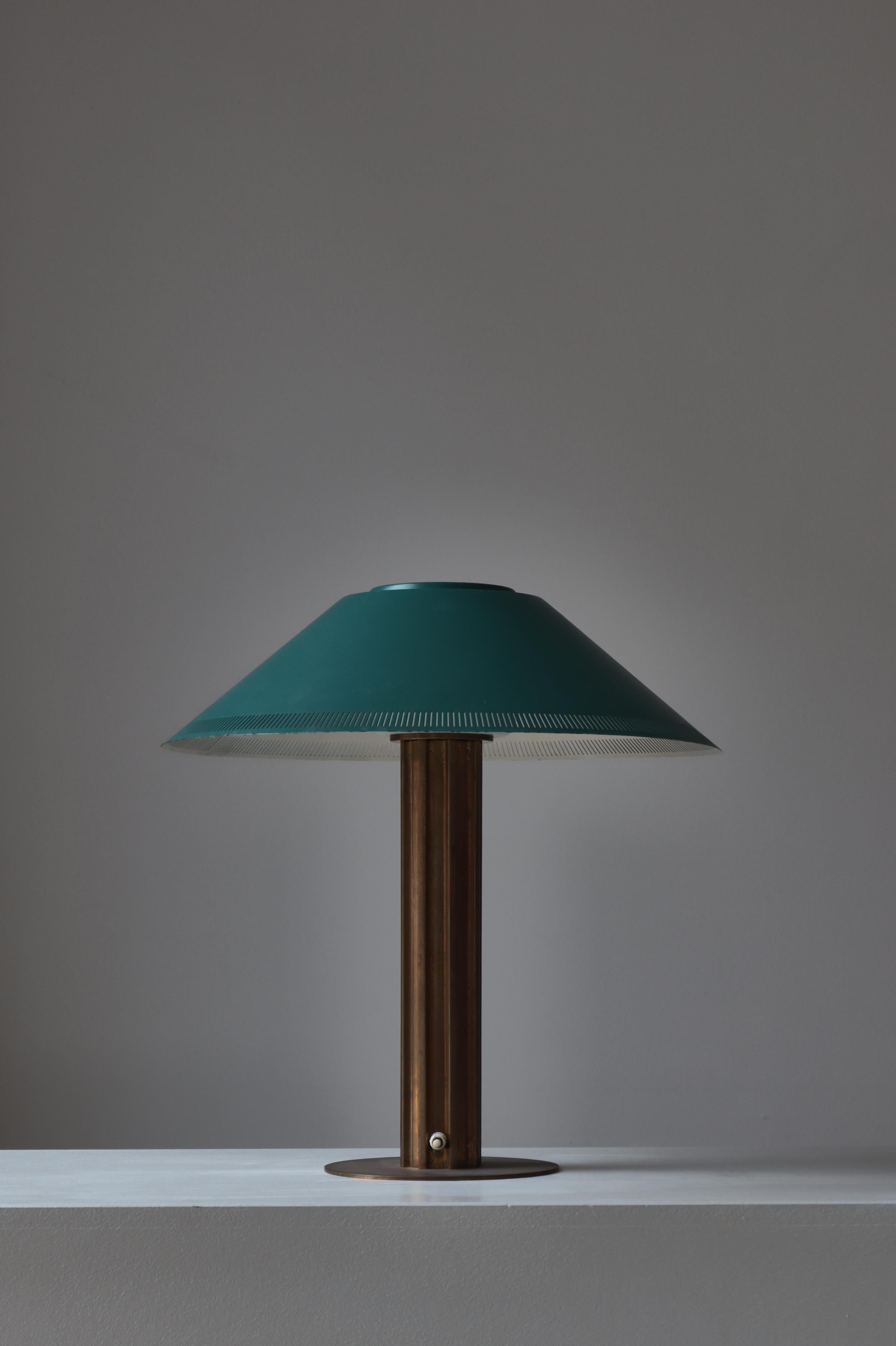 Rare lampe de table en laiton fabriquée dans les années 1950 par LYFA, Copenhague. Conception par Bent Karlby. La base de la lampe est en laiton patiné et l'abat-jour est composé d'une partie intérieure en verre opalin. L'abat-jour supérieur est en