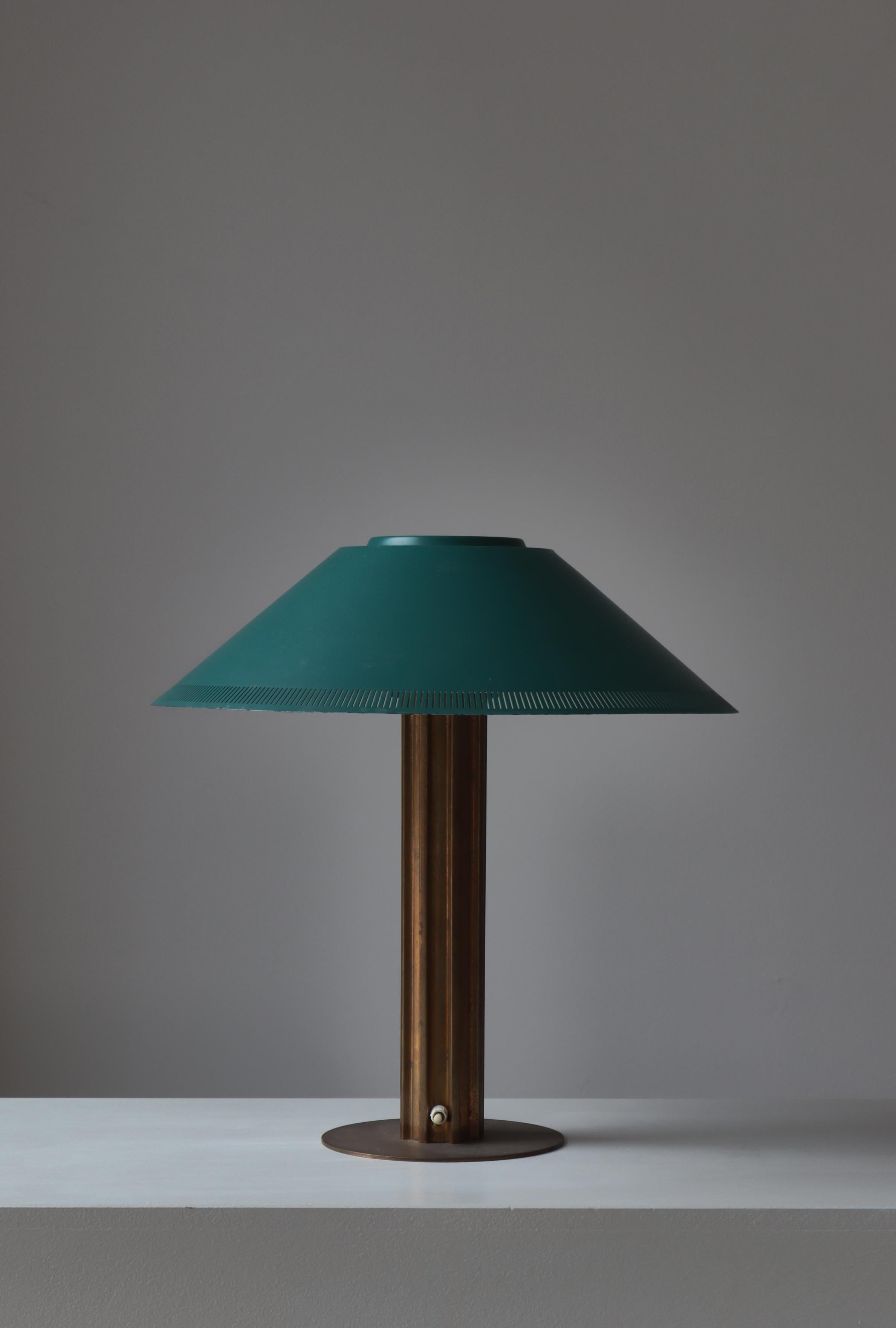 Scandinave moderne Lampe de table danoise moderne en laiton et verre par Bent Karlby pour LYFA, années 1950 en vente