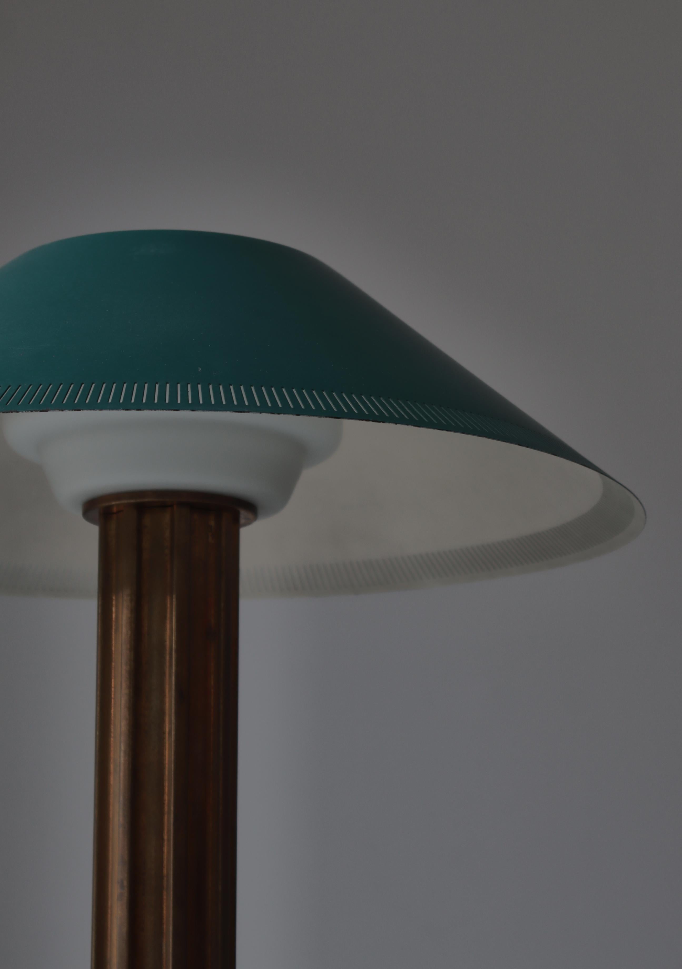 Danois Lampe de table danoise moderne en laiton et verre par Bent Karlby pour LYFA, années 1950 en vente