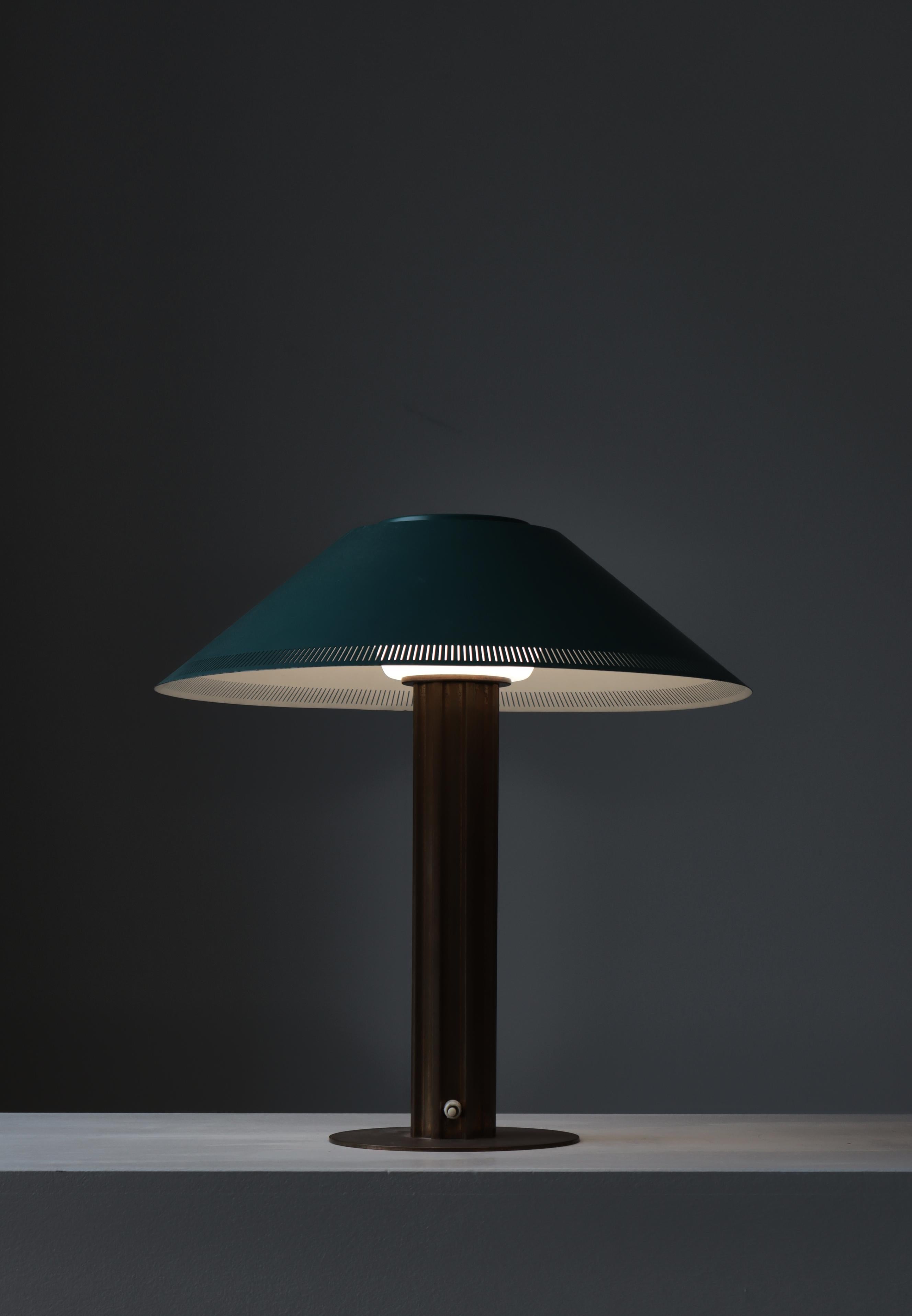 Lampe de table danoise moderne en laiton et verre par Bent Karlby pour LYFA, années 1950 Bon état - En vente à Odense, DK