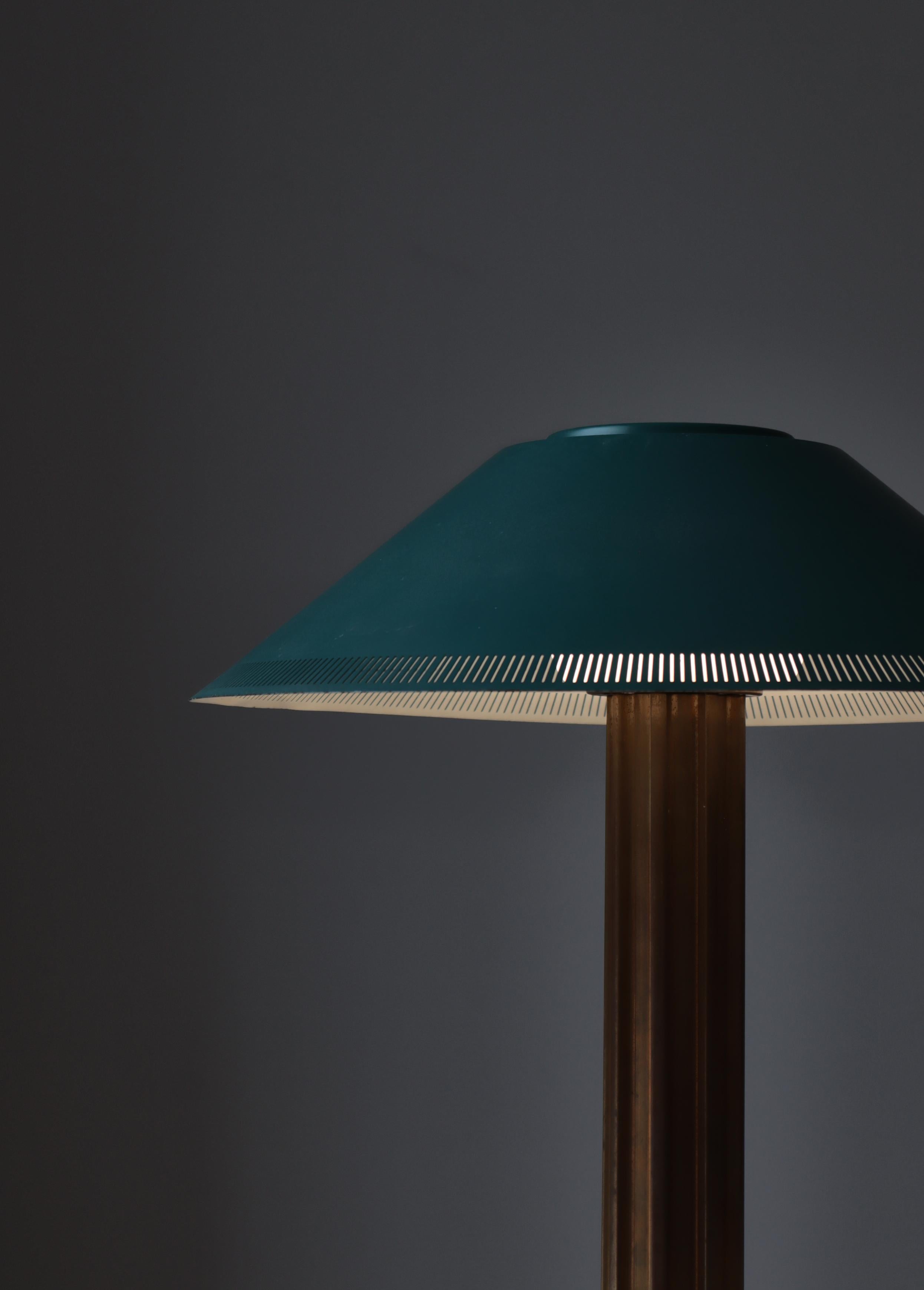 Milieu du XXe siècle Lampe de table danoise moderne en laiton et verre par Bent Karlby pour LYFA, années 1950 en vente