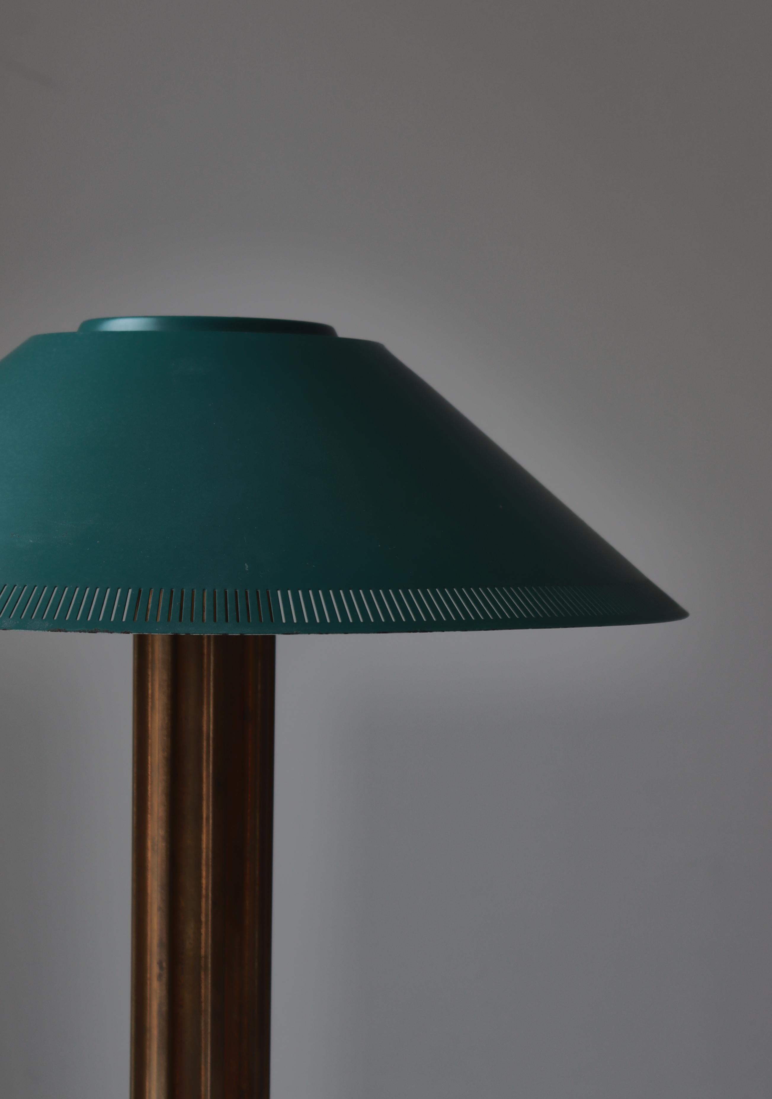 Laiton Lampe de table danoise moderne en laiton et verre par Bent Karlby pour LYFA, années 1950 en vente