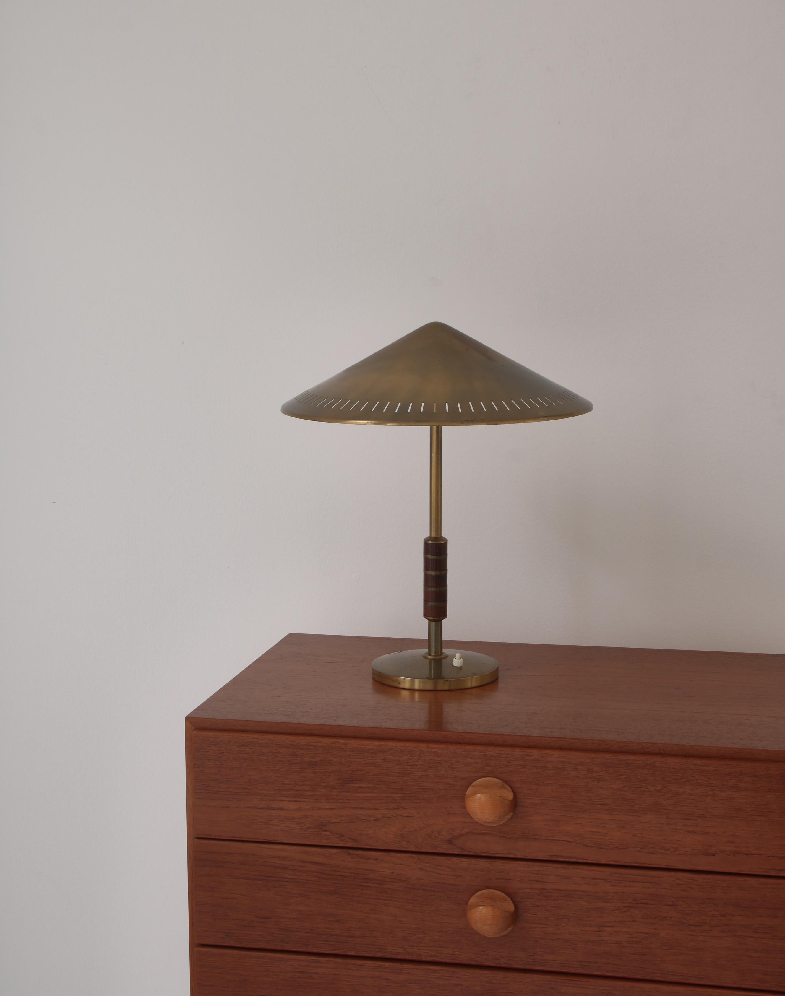 Seltene und schöne dänische moderne Tischlampe aus massivem Messing mit Mahagonigriff. Hergestellt von LYFA, Kopenhagen in den 1950er Jahren und entworfen vom dänischen Designer Bent Karlby. Die Lampe hat zwei Lichtquellen.