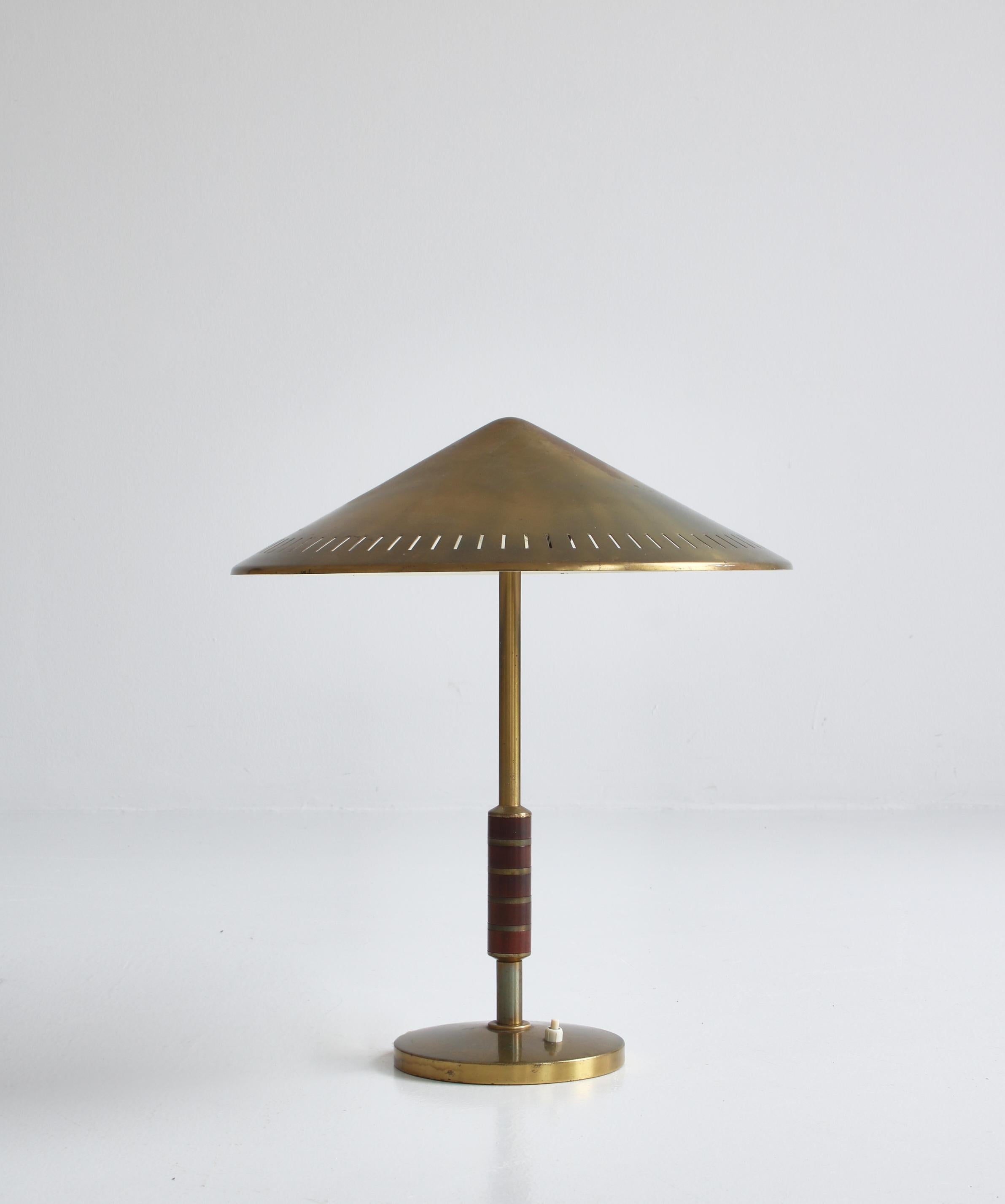Scandinavo moderno Lampada da tavolo moderna danese in ottone e mogano di Bent Karlby per LYFA, 1956 in vendita