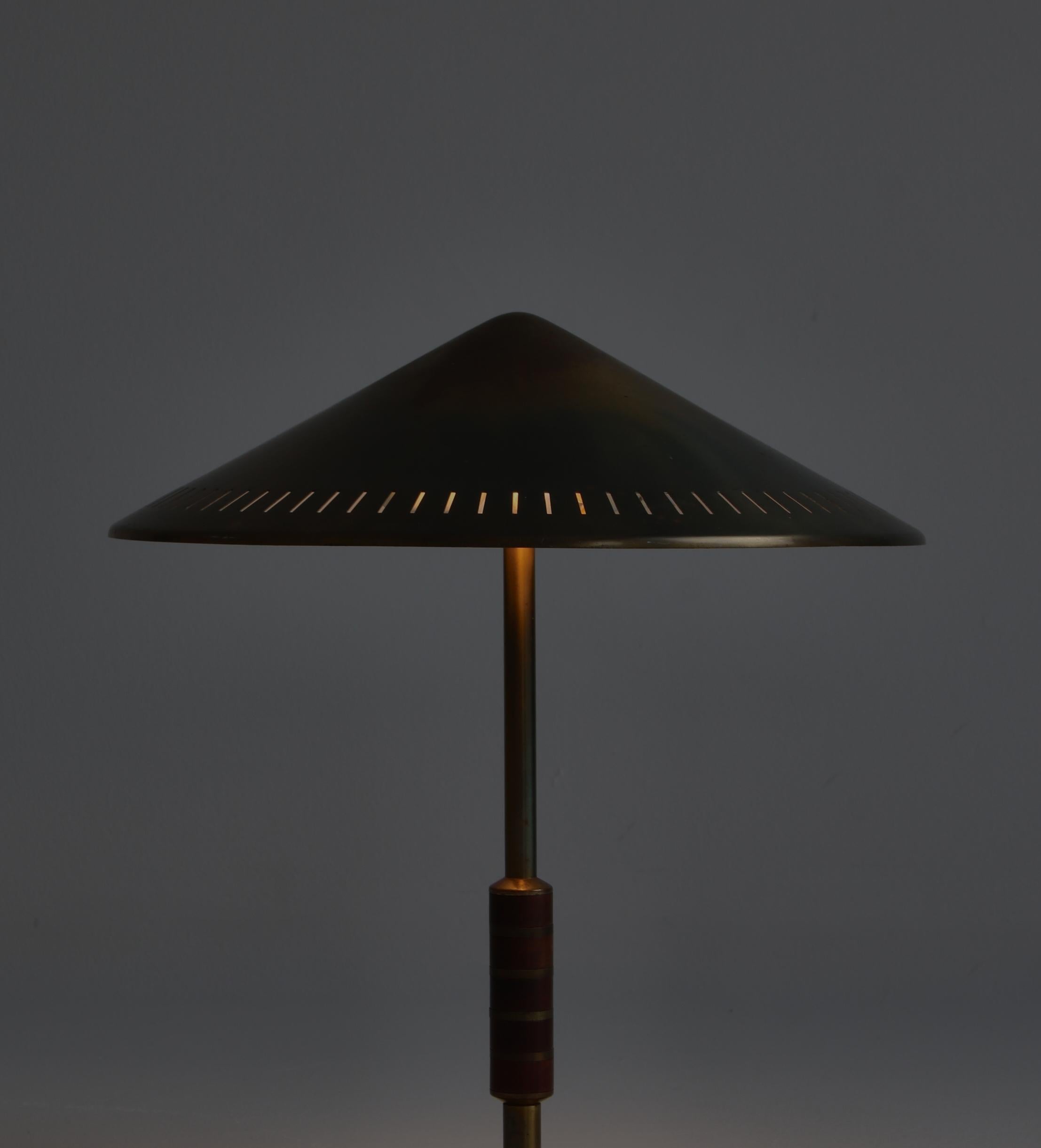 Danois Lampe de bureau moderne danoise en laiton et acajou de Bent Karlby pour LYFA, 1956 en vente