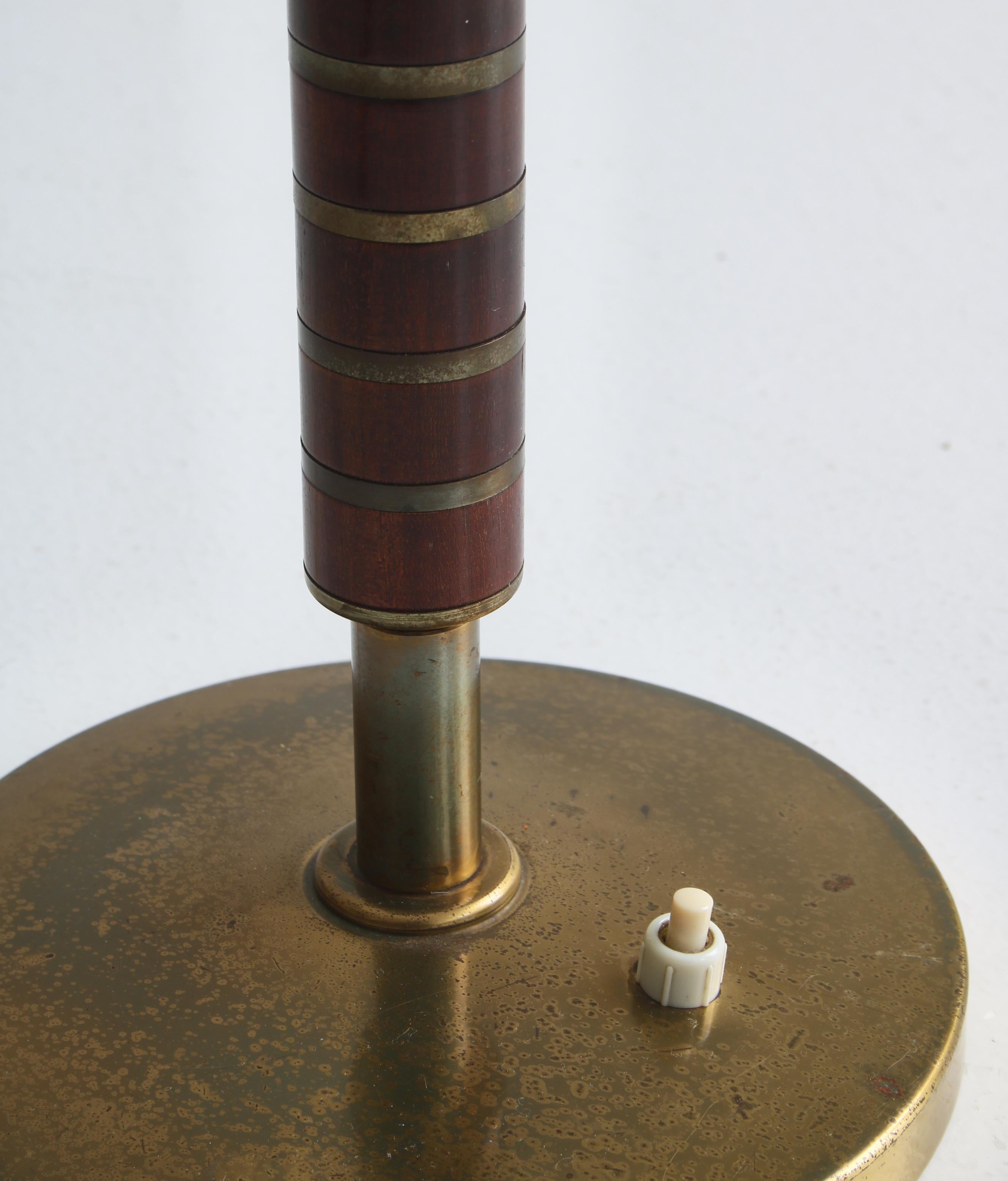 Lampada da tavolo moderna danese in ottone e mogano di Bent Karlby per LYFA, 1956 In condizioni buone in vendita a Odense, DK