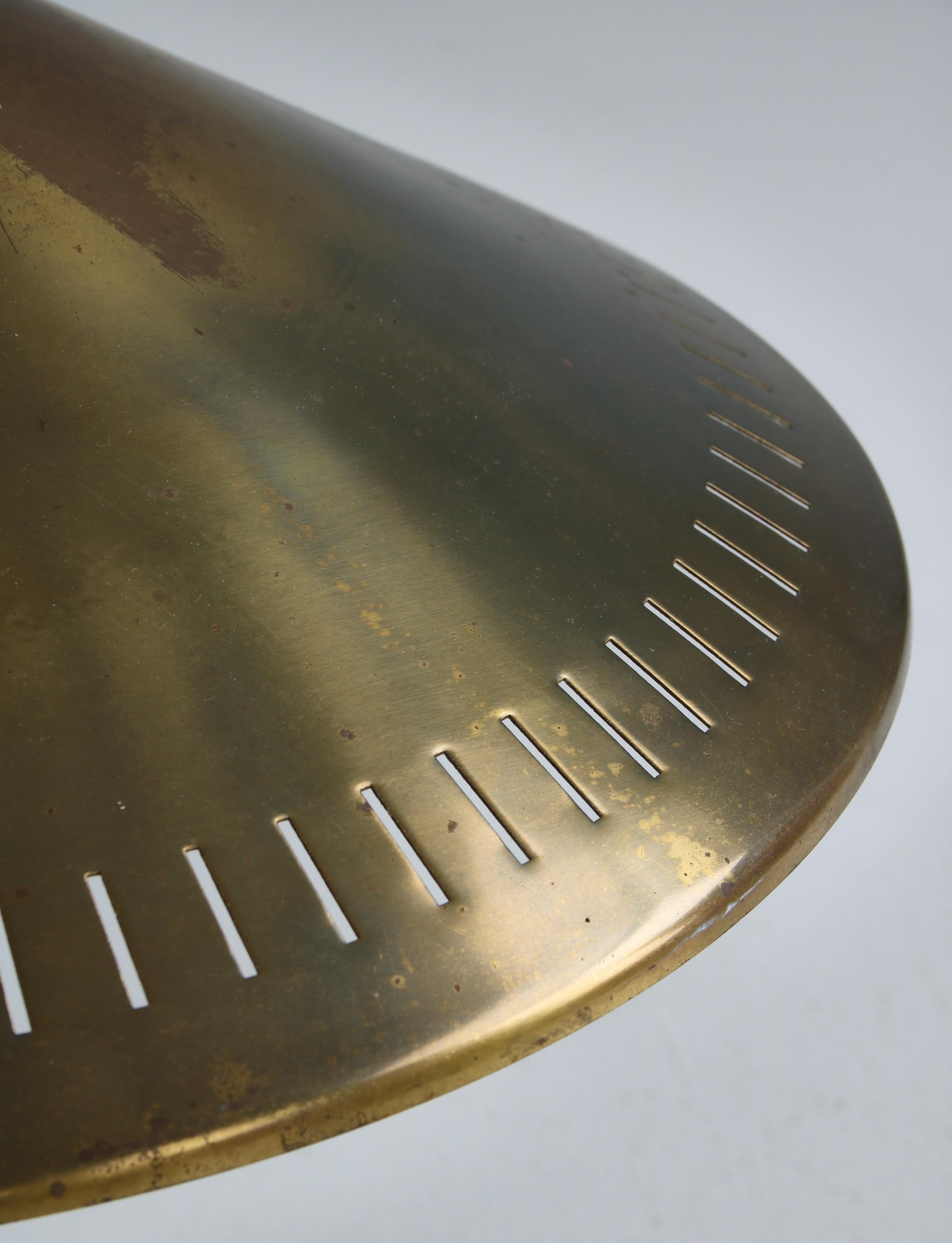 Metà XX secolo Lampada da tavolo moderna danese in ottone e mogano di Bent Karlby per LYFA, 1956 in vendita