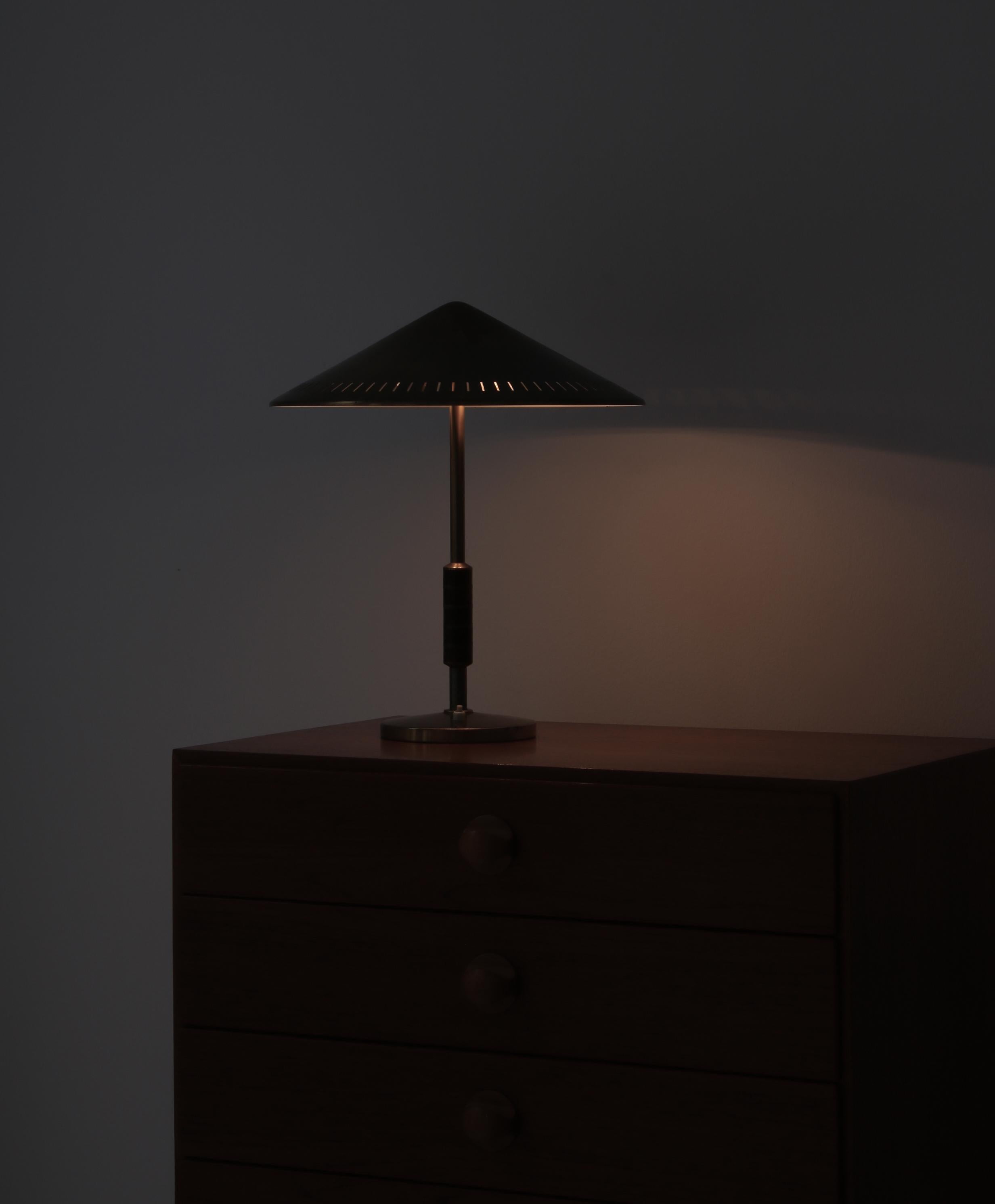 Dänische moderne dänische Tischlampe aus Messing und Mahagoni von Bent Karlby für LYFA, 1956 im Angebot 4