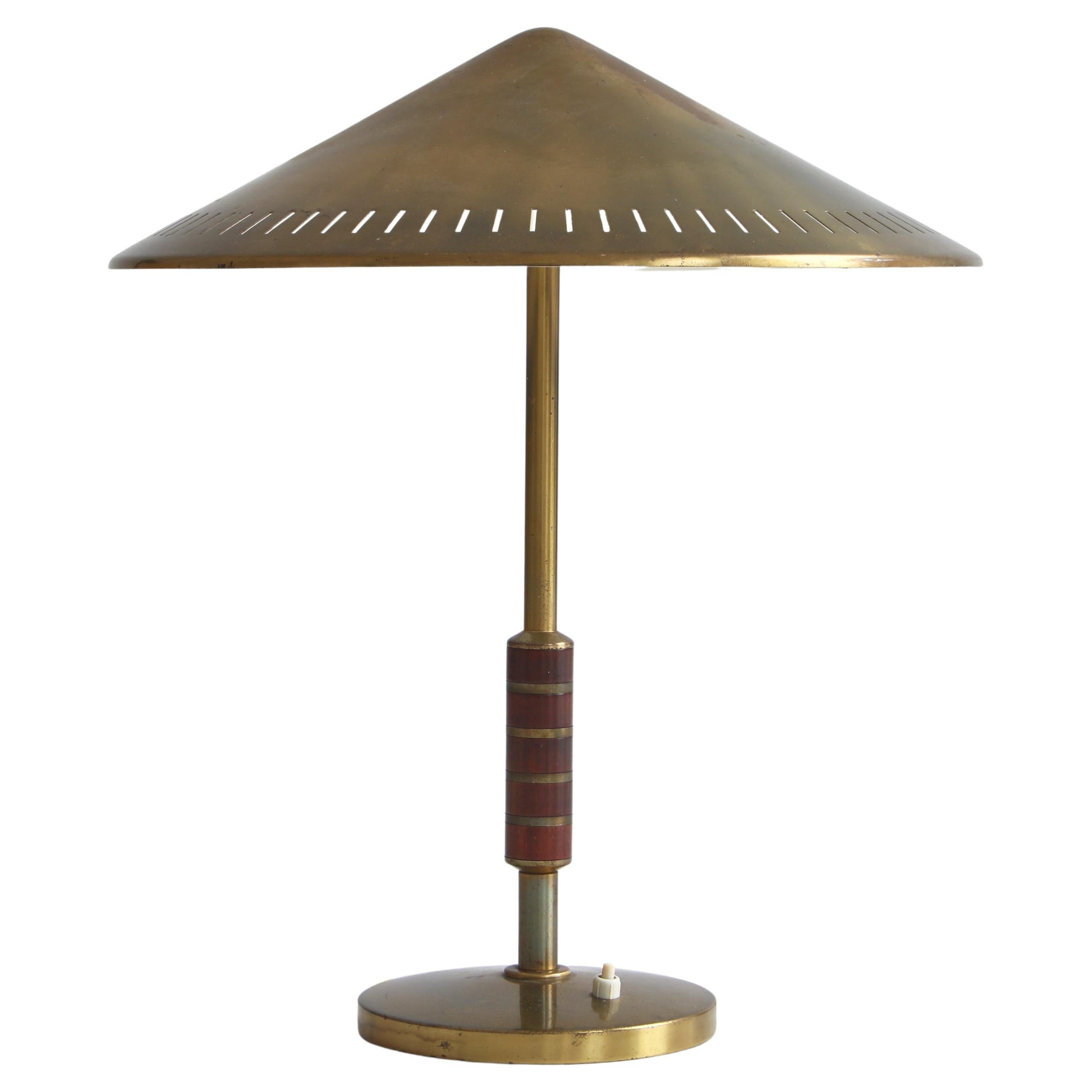 Lámpara de mesa moderna danesa de latón y caoba de Bent Karlby para LYFA, 1956