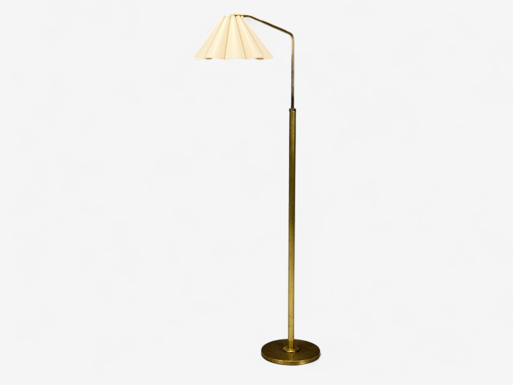 Danish Mid-Century Modern, Patinated Brass, Paper, Organic Floor Lamp, Denmark, 1960s

An organic modern floor lamp designed and produced in Denmark c. 1960s. This example features patinated brass reeded detail and an adjustable down bridge
