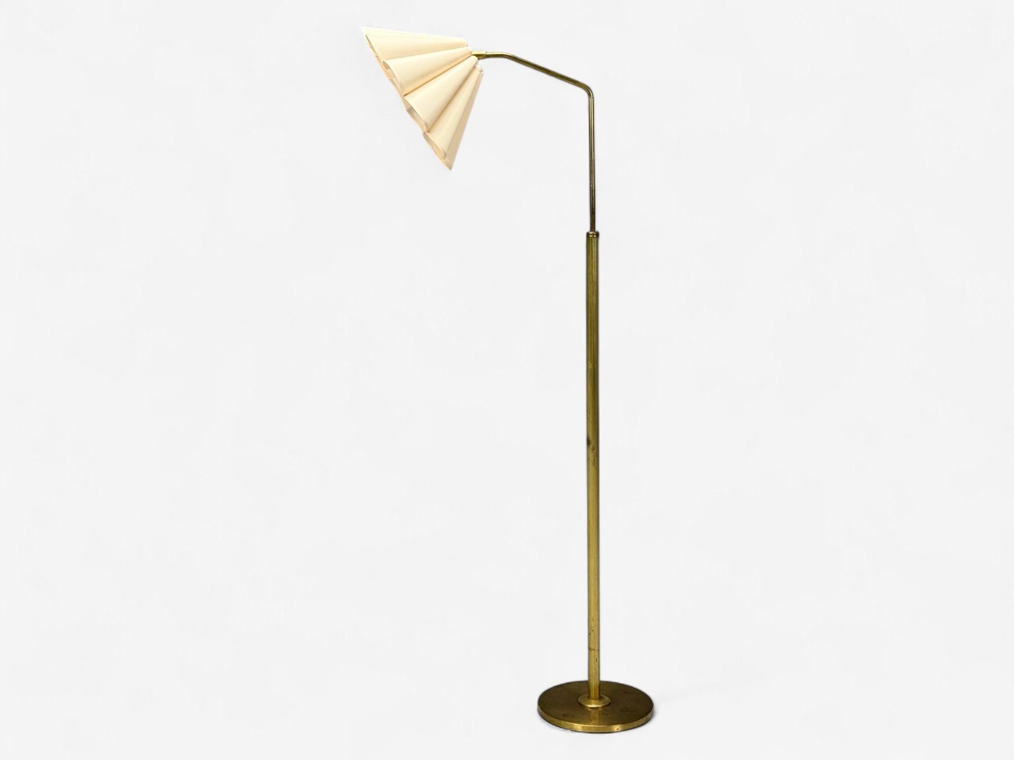 Mid-Century moderno Danish Modern, Brass, Paper, Adjustable Floor Lamp, Denmark, 1960s in vendita