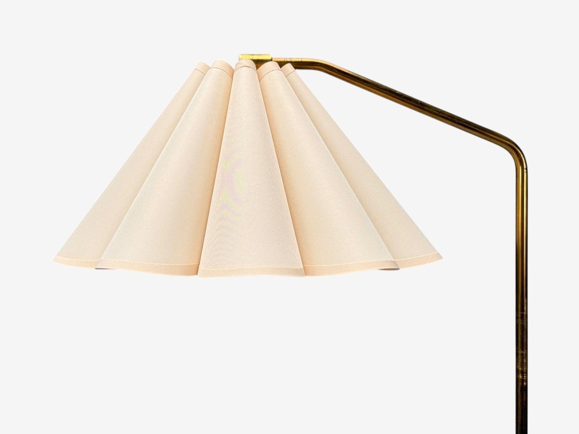 Danish Modern, Brass, Paper, Adjustable Floor Lamp, Denmark, 1960s In condizioni buone in vendita a Manhasset, NY