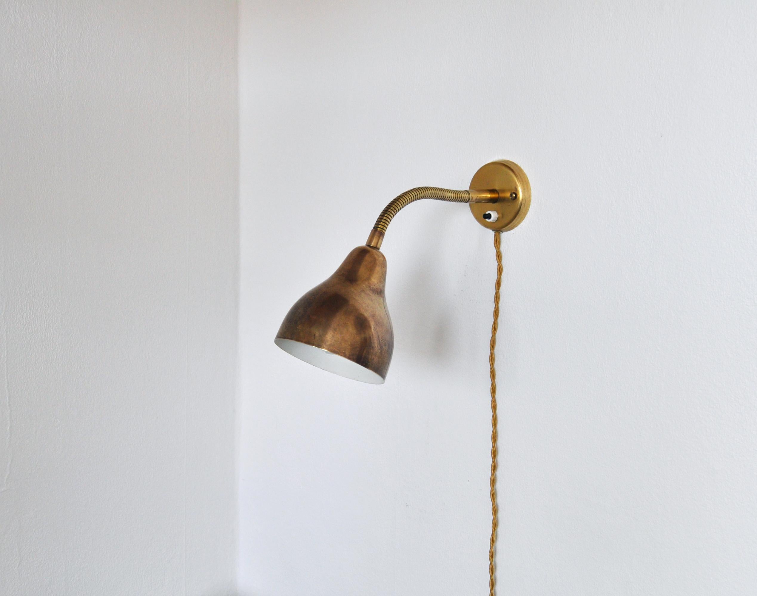 Scandinavian Modern Danish wall lamp with adjustable brass arm in the style of Vilhelm Lauritzen, 1960s
Patinated brass, inner shade white with signs of wear. Rewired.