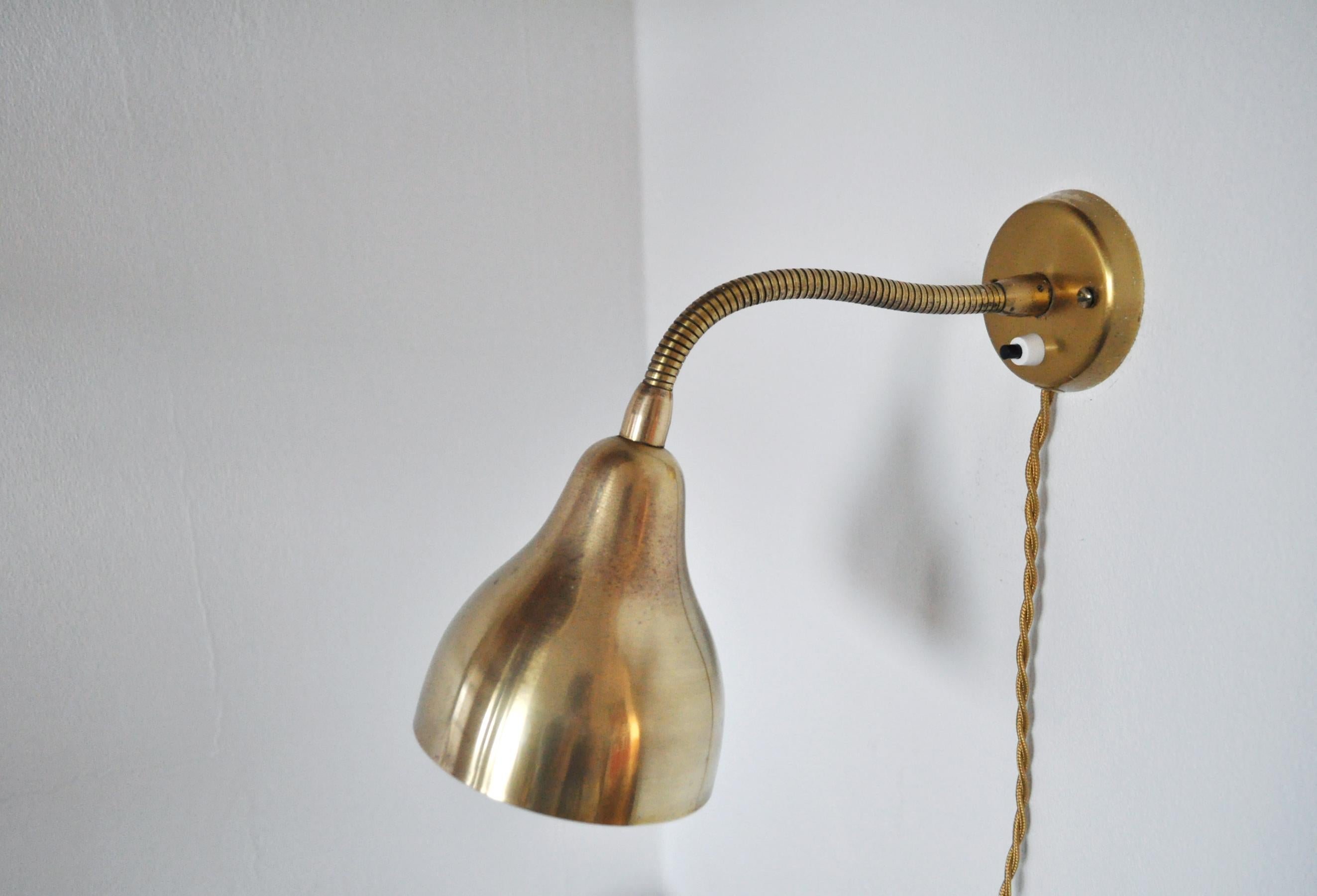 Danish Modern Brass Wall Lamp in the Style of Vilhelm Lauritzen, 1960s In Good Condition For Sale In Vordingborg, DK