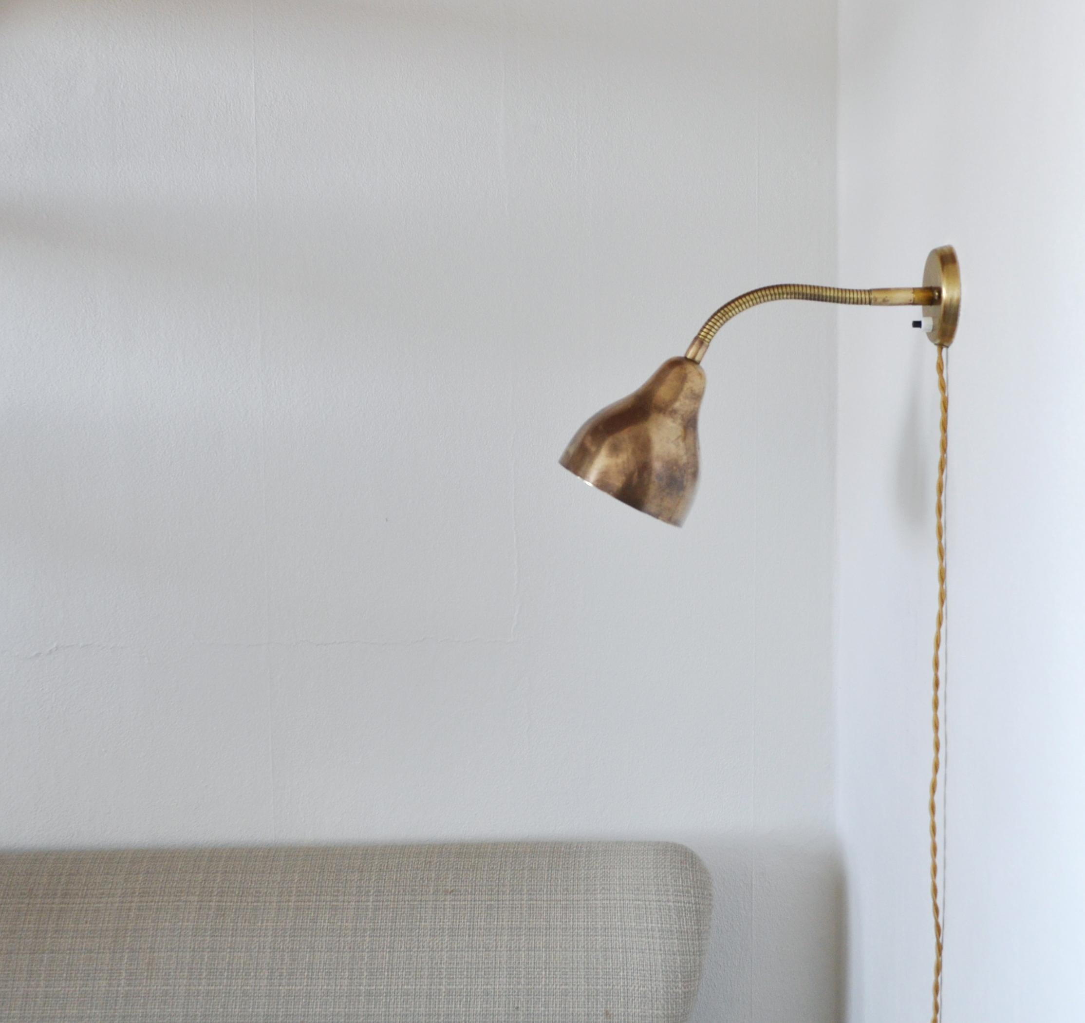 Danish Modern Brass Wall Lamp in the Style of Vilhelm Lauritzen, 1960s In Good Condition For Sale In Vordingborg, DK