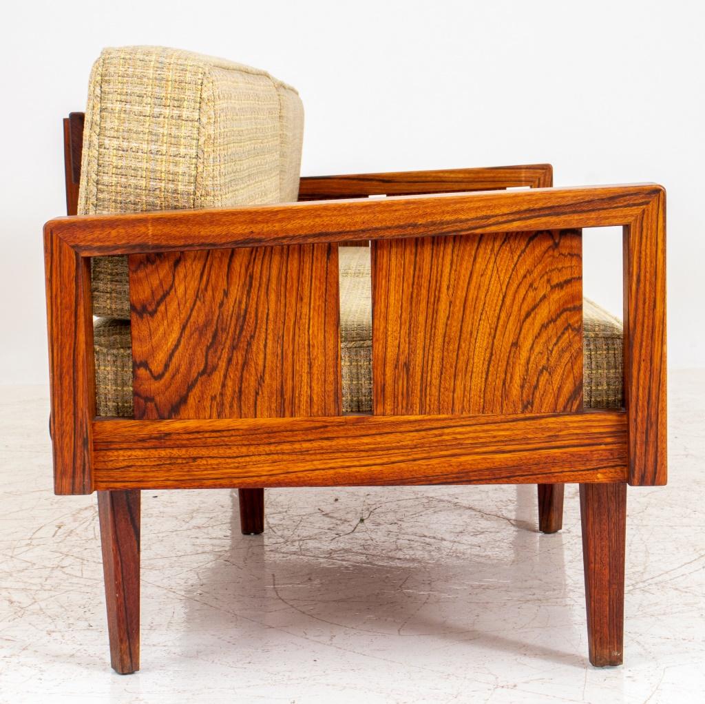 Lit de jour ou canapé moderne danois en bois dur brésilien, avec une forme carrée et six pieds carrés effilés, maintenant tapissé en boucle pistache. 33