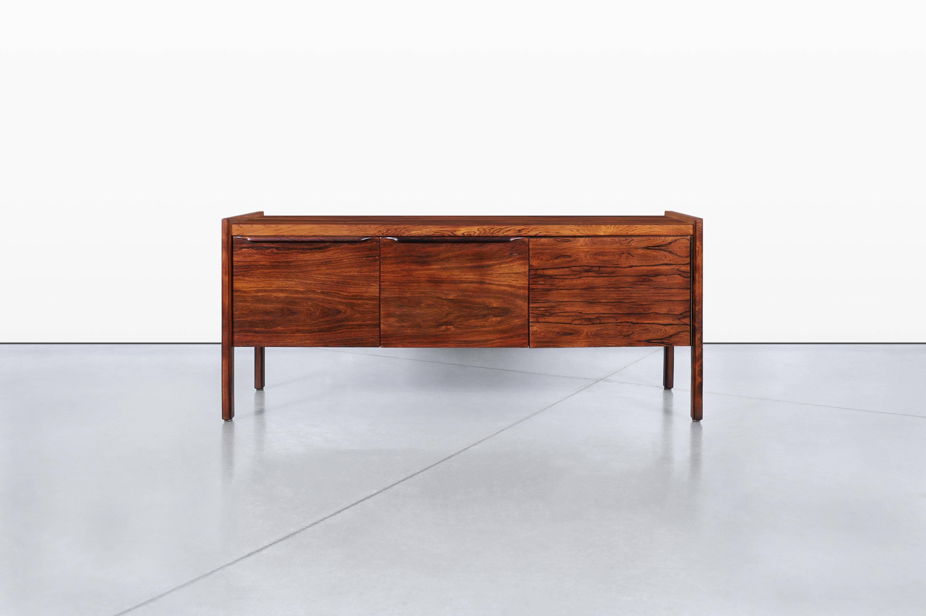 Questa squisita credenza moderna danese è uno splendido pezzo di arredamento degli anni '60, sapientemente realizzato in Danimarca. Realizzata in bellissimo palissandro brasiliano, la credenza presenta una venatura spettacolare che è stata