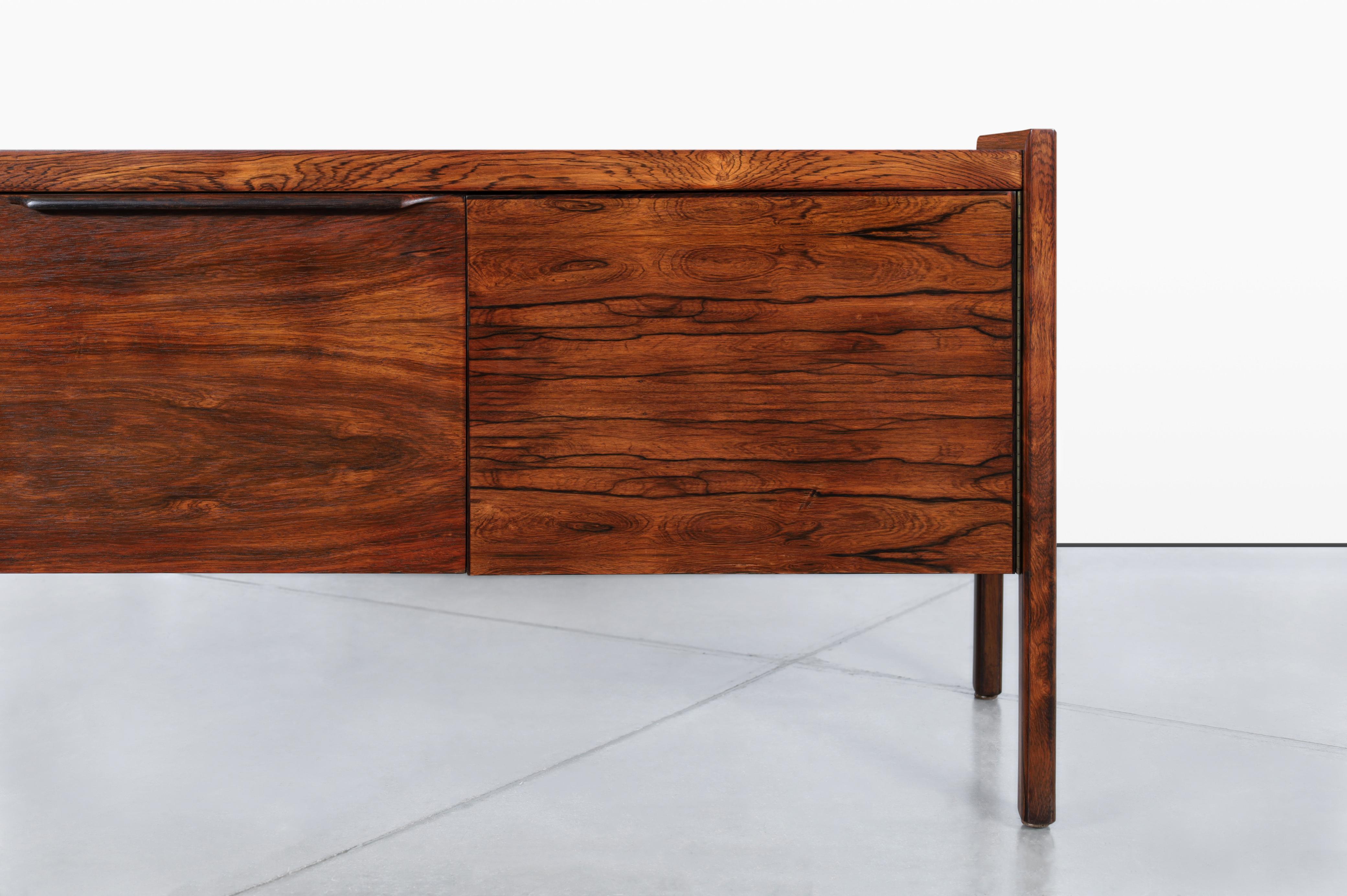 Mid-Century moderno Credenza moderna danese in palissandro brasiliano in vendita