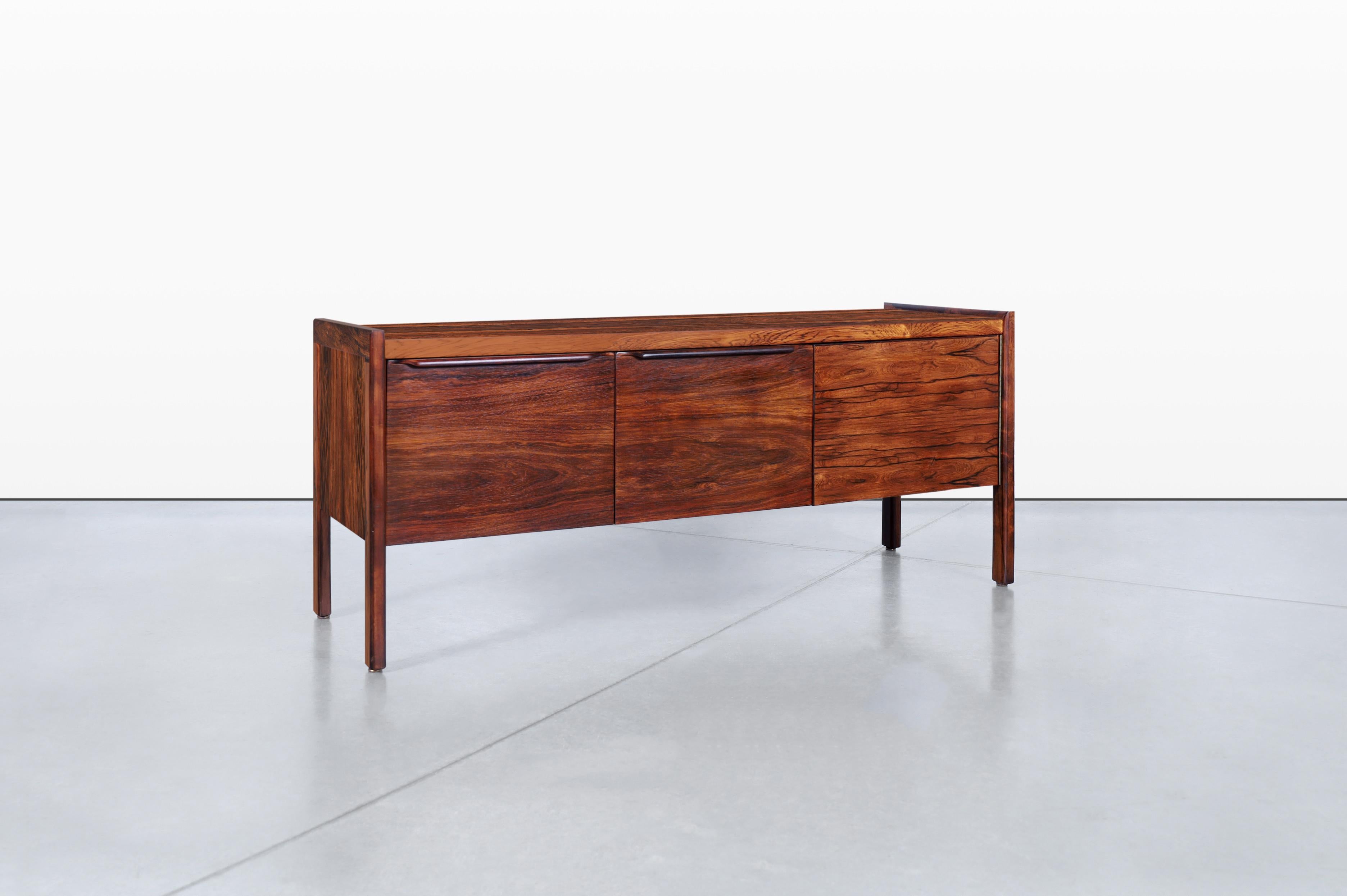 Danese Credenza moderna danese in palissandro brasiliano in vendita