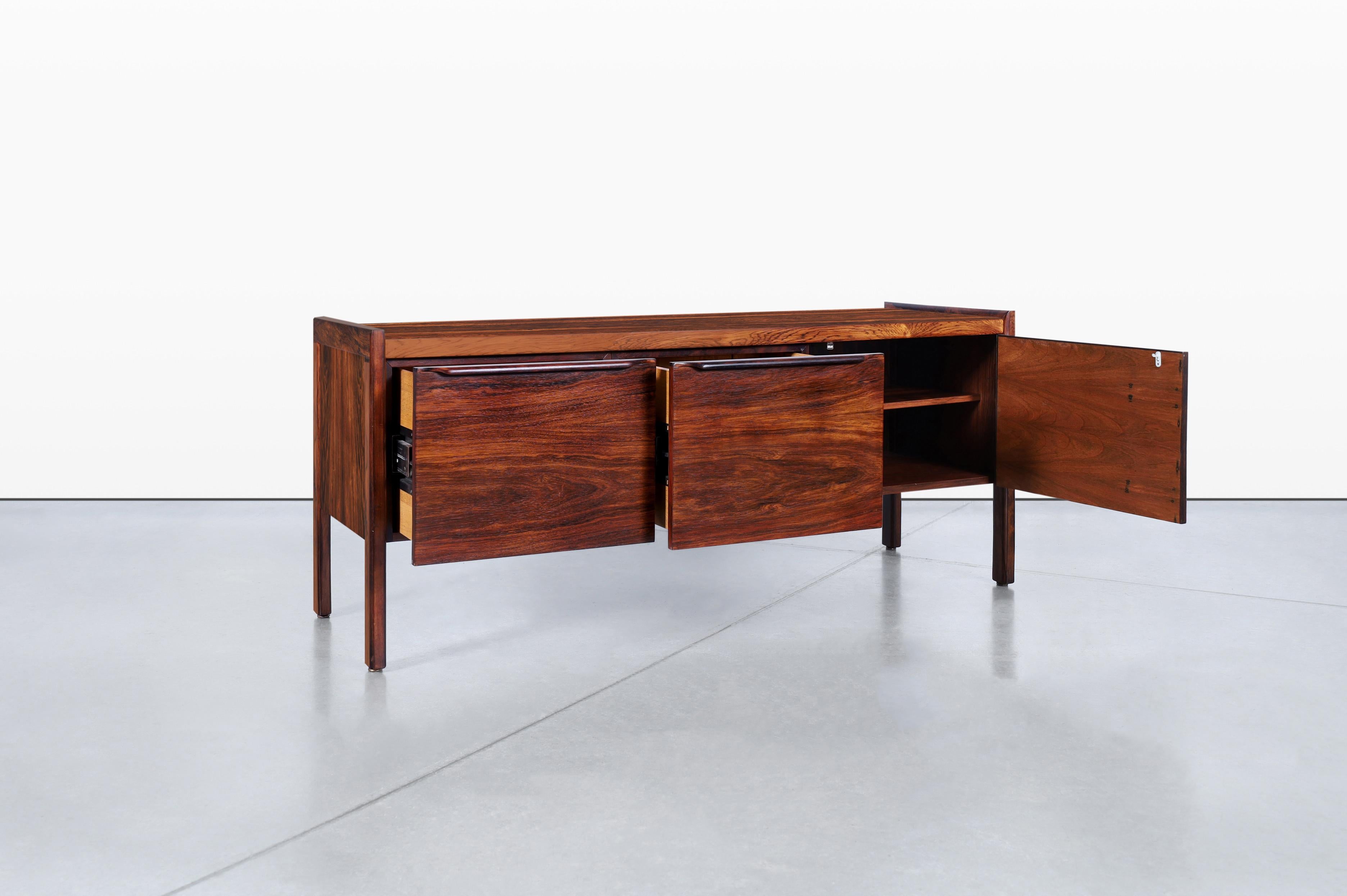 Metà XX secolo Credenza moderna danese in palissandro brasiliano in vendita