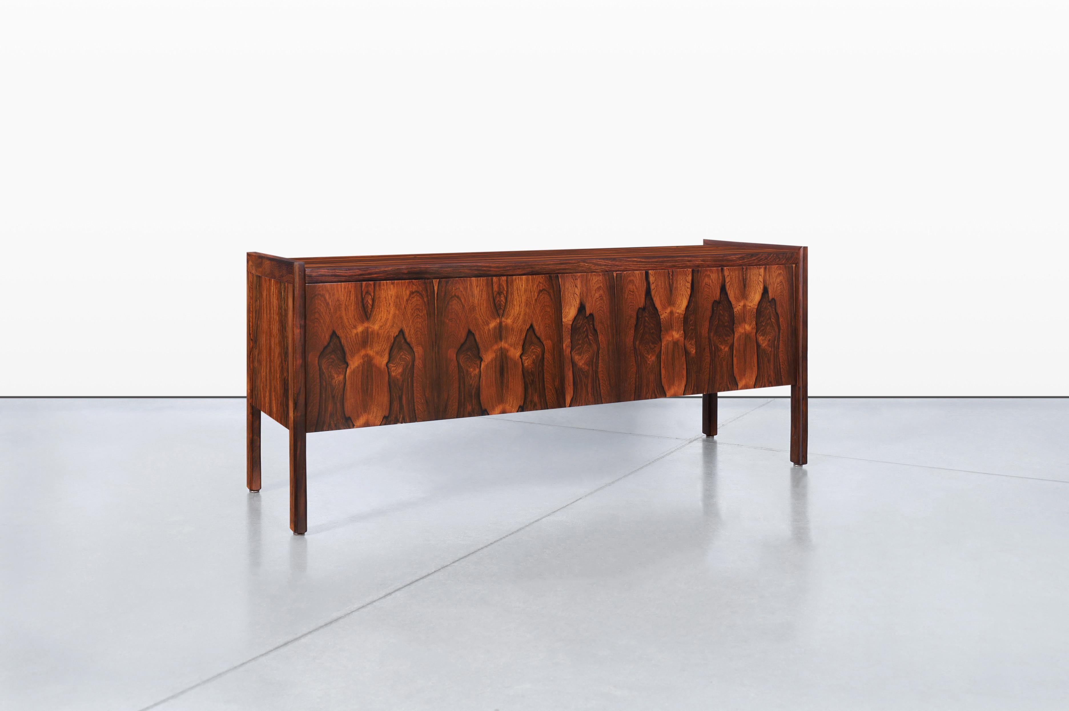 Credenza moderna danese in palissandro brasiliano in vendita 2