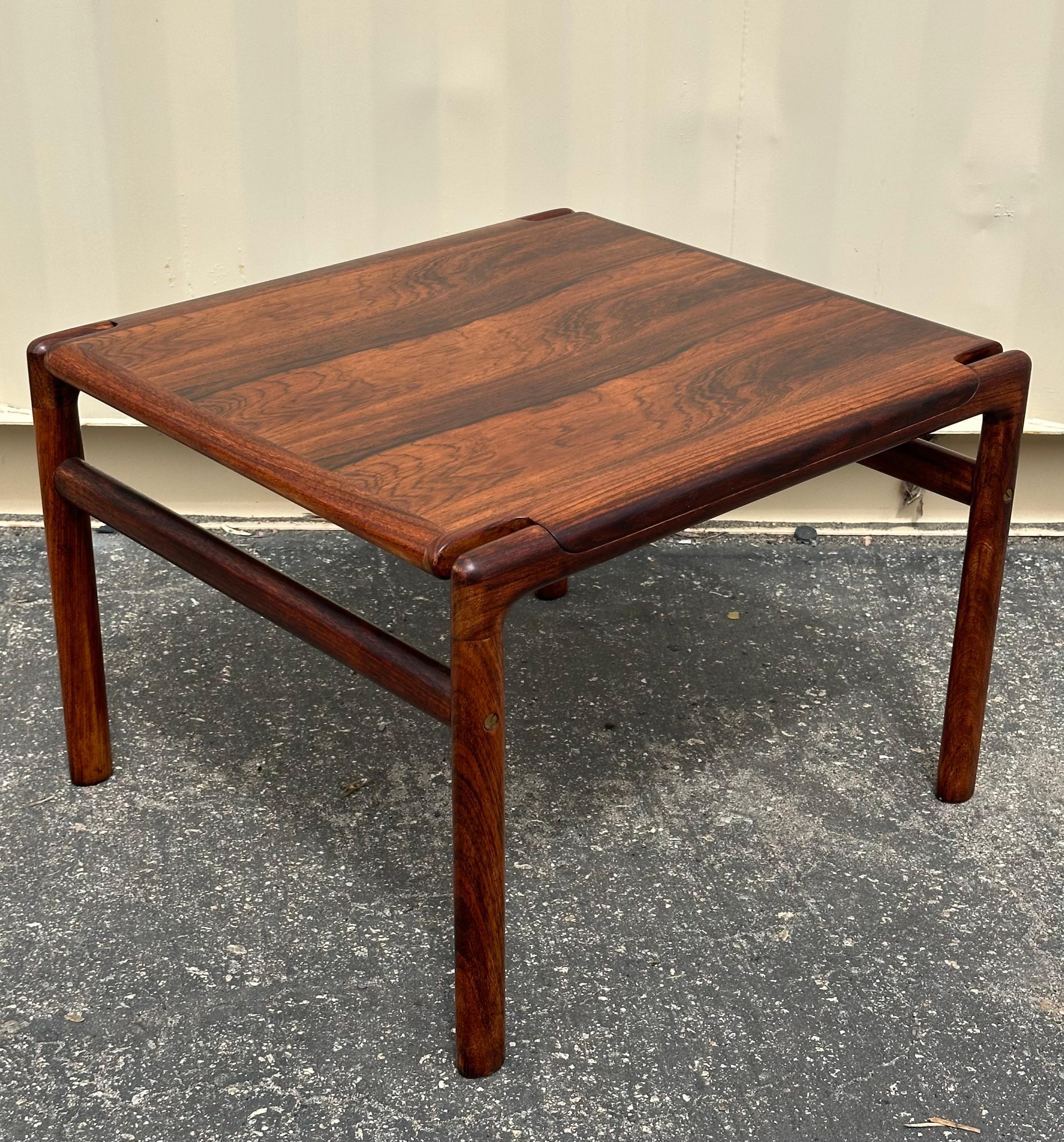 Table d'appoint danoise moderne en bois de rose brésilien en vente 3