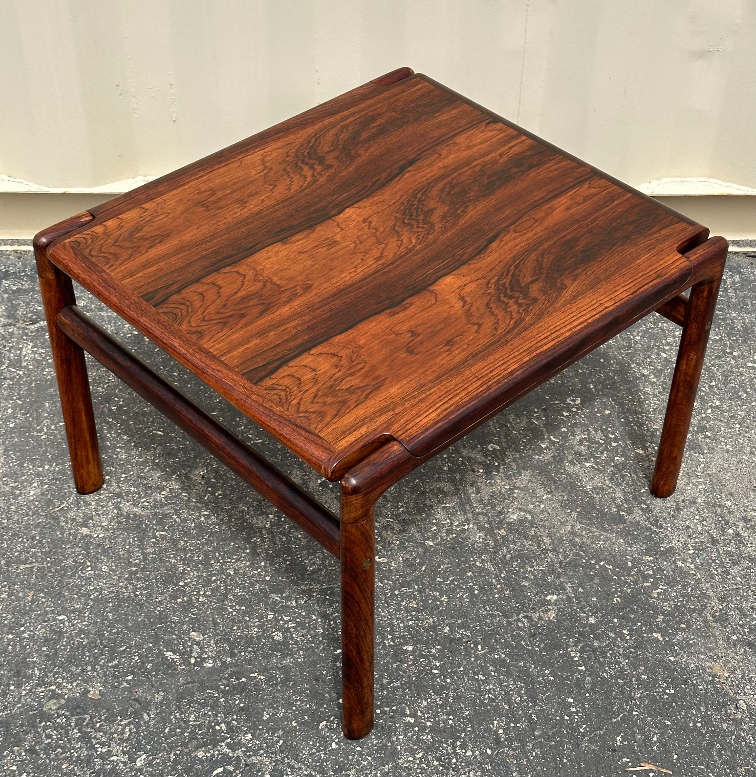 Table d'appoint danoise moderne en bois de rose brésilien en vente 4
