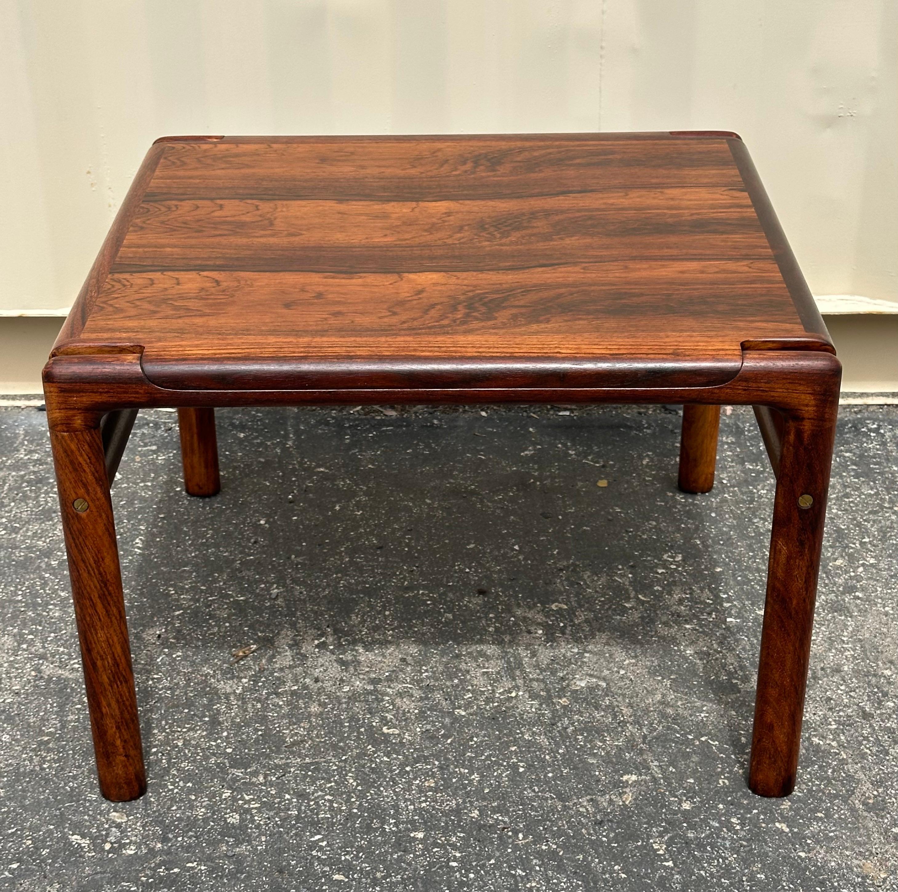 Table d'appoint danoise moderne en bois de rose brésilien en vente 5