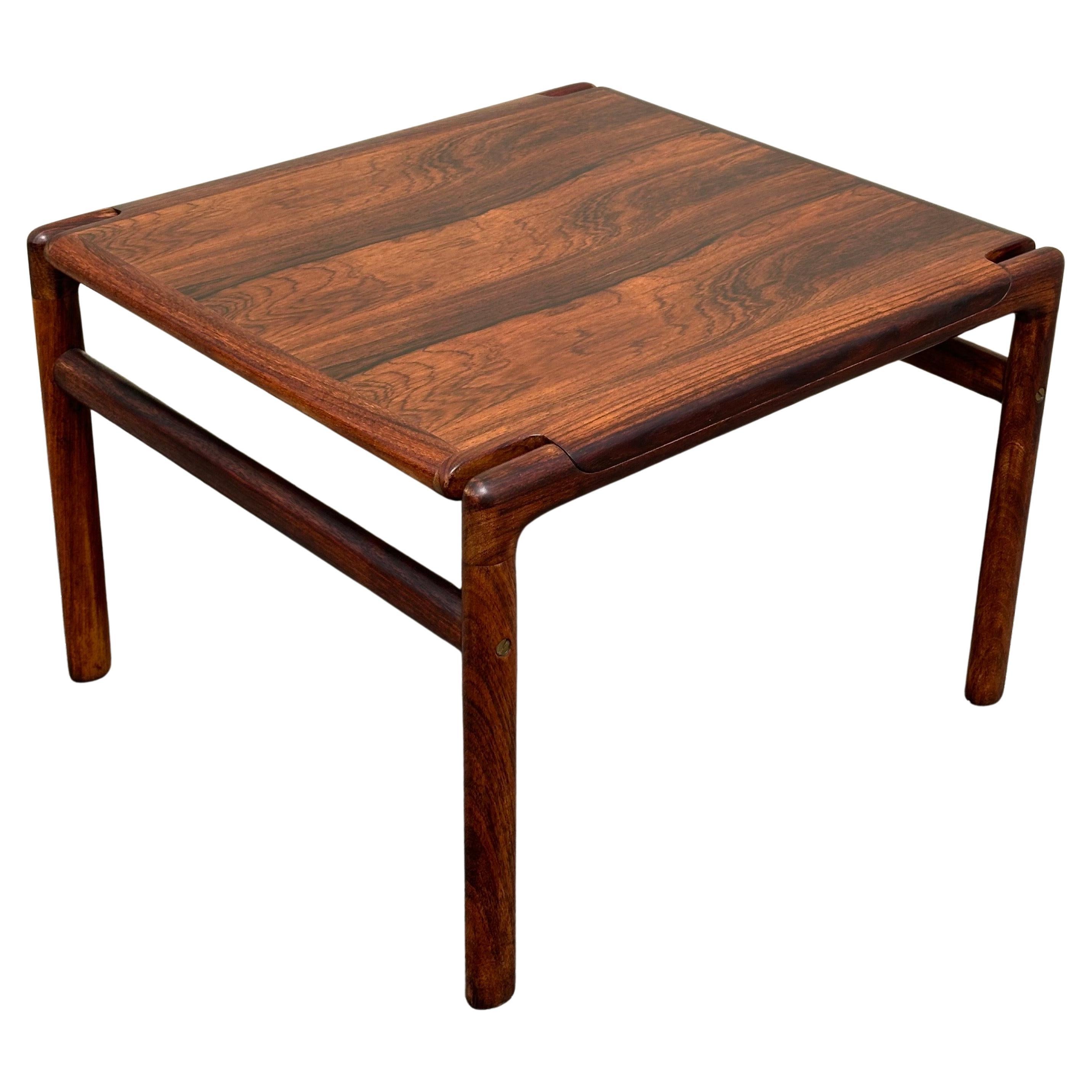 Magnifique table d'appoint moderne danoise en palissandre brésilien, vers les années 1960. La table est en très bon état et mesure 24.75 