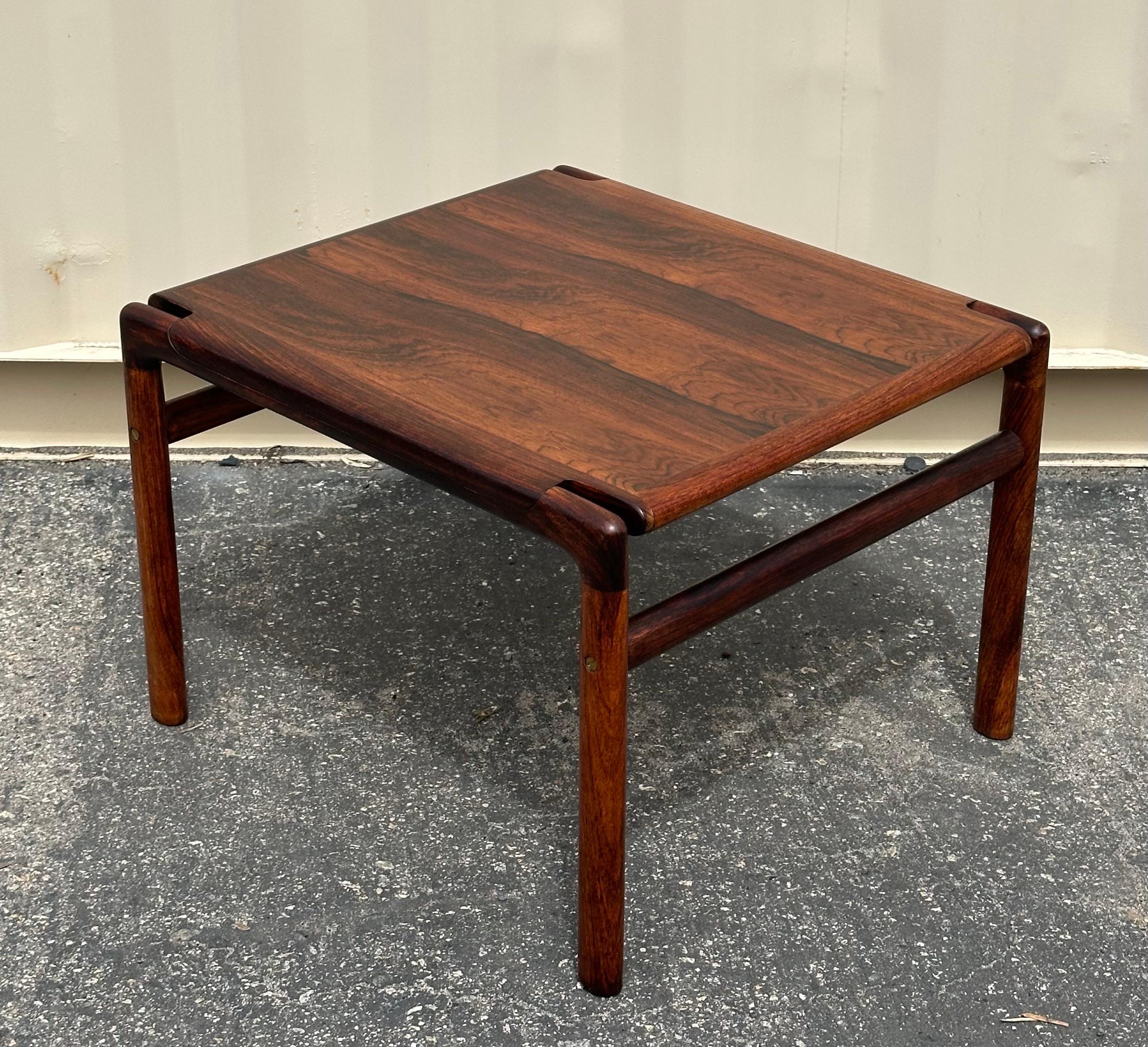 Bois de rose Table d'appoint danoise moderne en bois de rose brésilien en vente