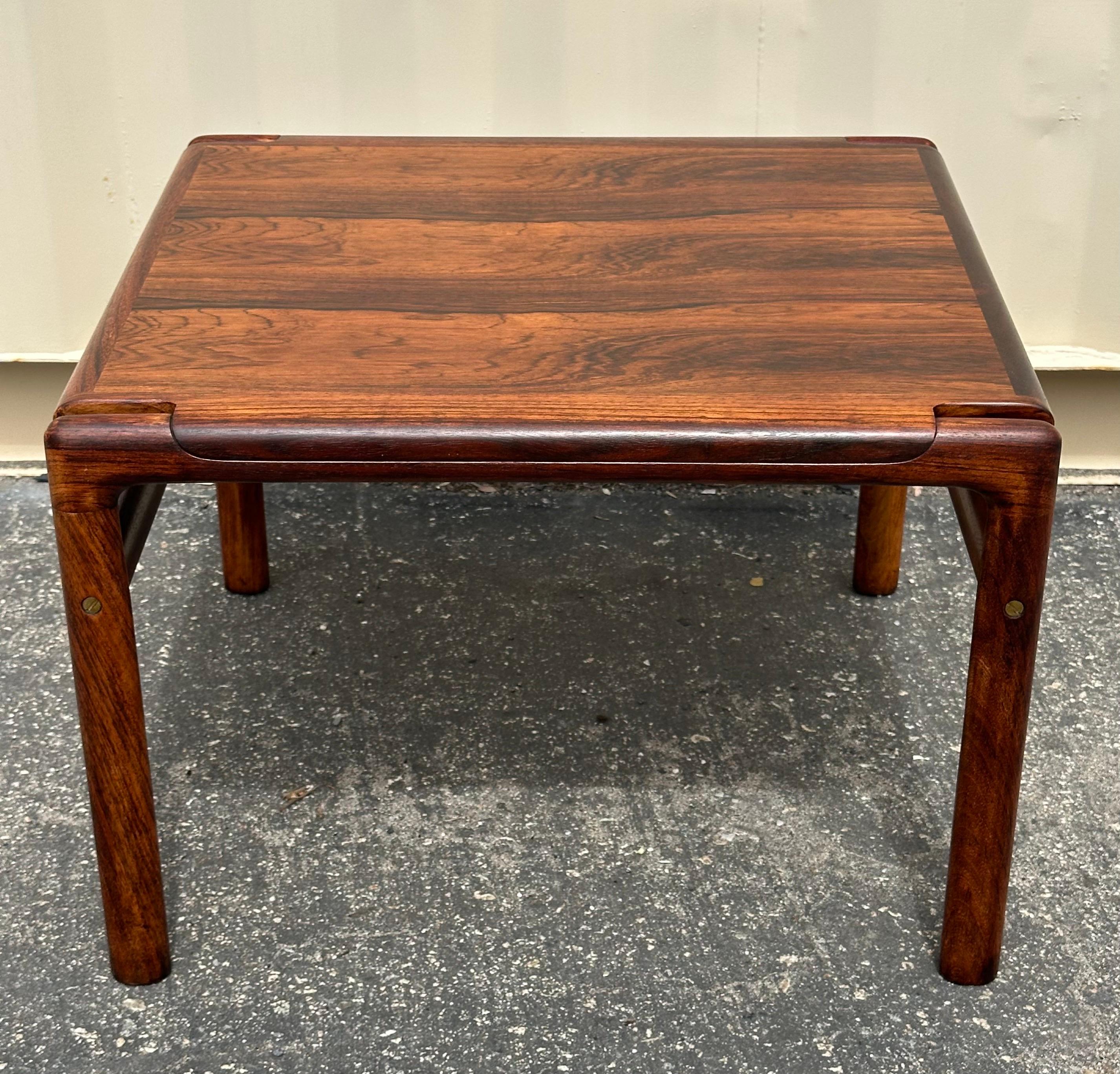 Table d'appoint danoise moderne en bois de rose brésilien en vente 1
