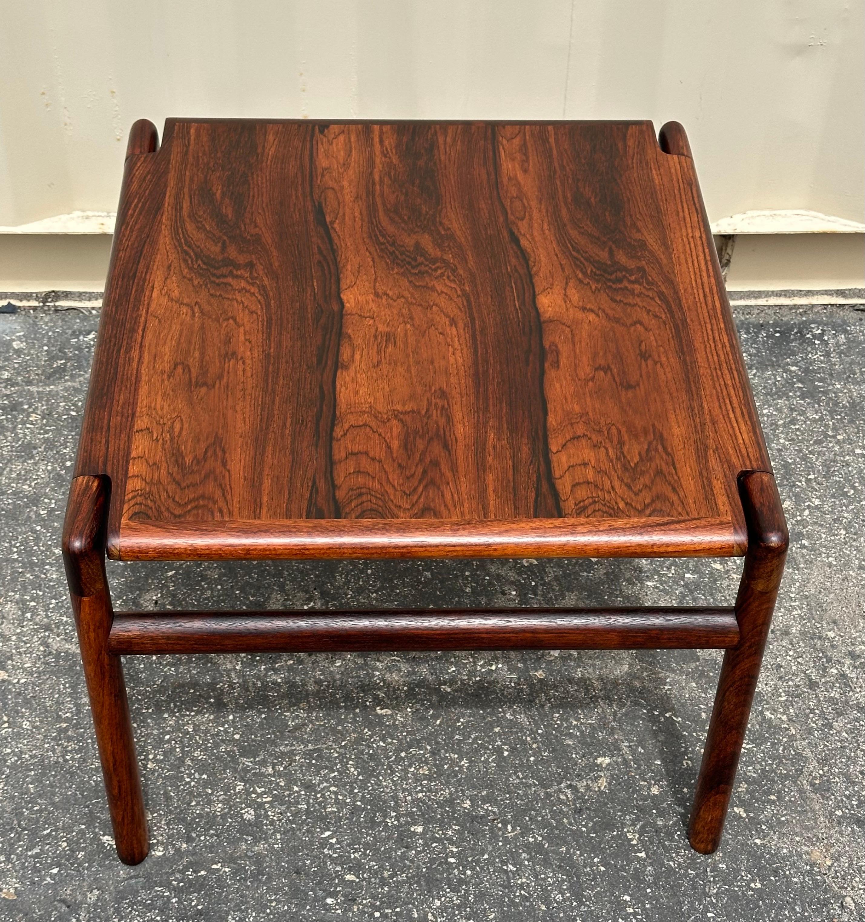 Table d'appoint danoise moderne en bois de rose brésilien en vente 2