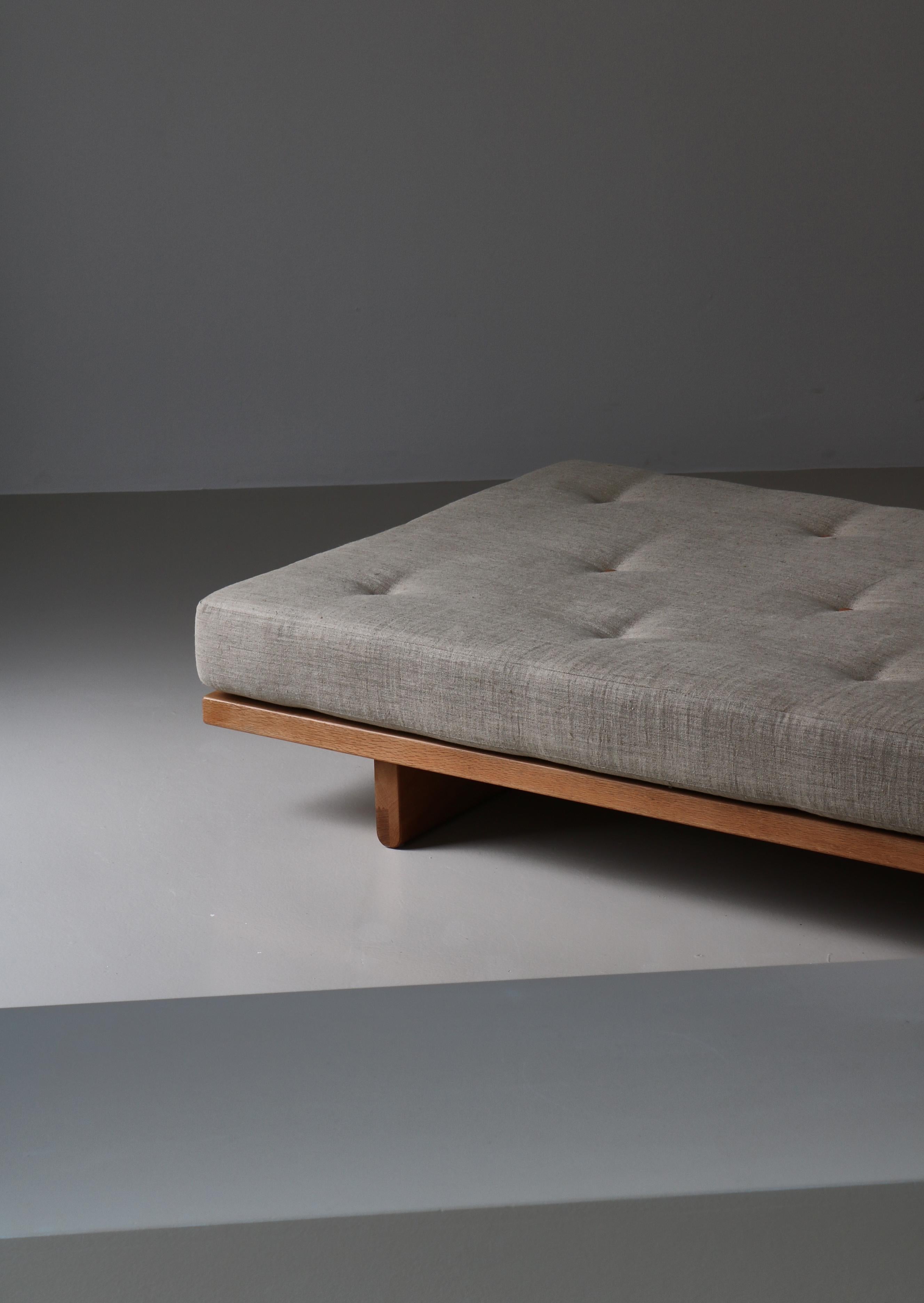 The Modern Scandinavian Modern daybed modèle 4312 en chêne avec matelas en vrac recouvert d'une toile de couleur sable et équipé de boutons en cuir de chèvre 