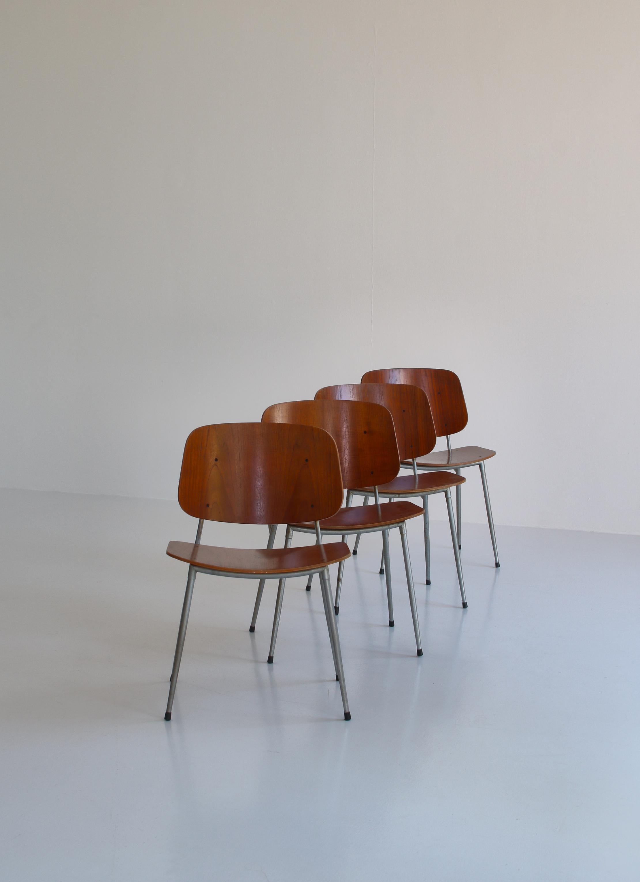 Danish Modern Børge Mogensen Dining Chairs in Steel and Plywood, 1953 In Good Condition In Odense, DK