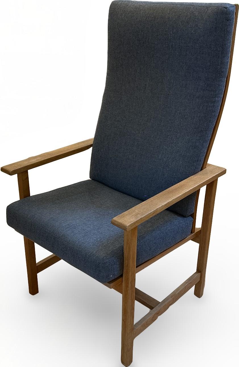 Dieser moderne dänische Børge Mogensen Lounge Chair aus Eichenholz, der um 1970 von der Fredericia Stolefabrik hergestellt wurde, verkörpert die Schlichtheit und Funktionalität des skandinavischen Designs. Mit seinen klaren Linien und seiner