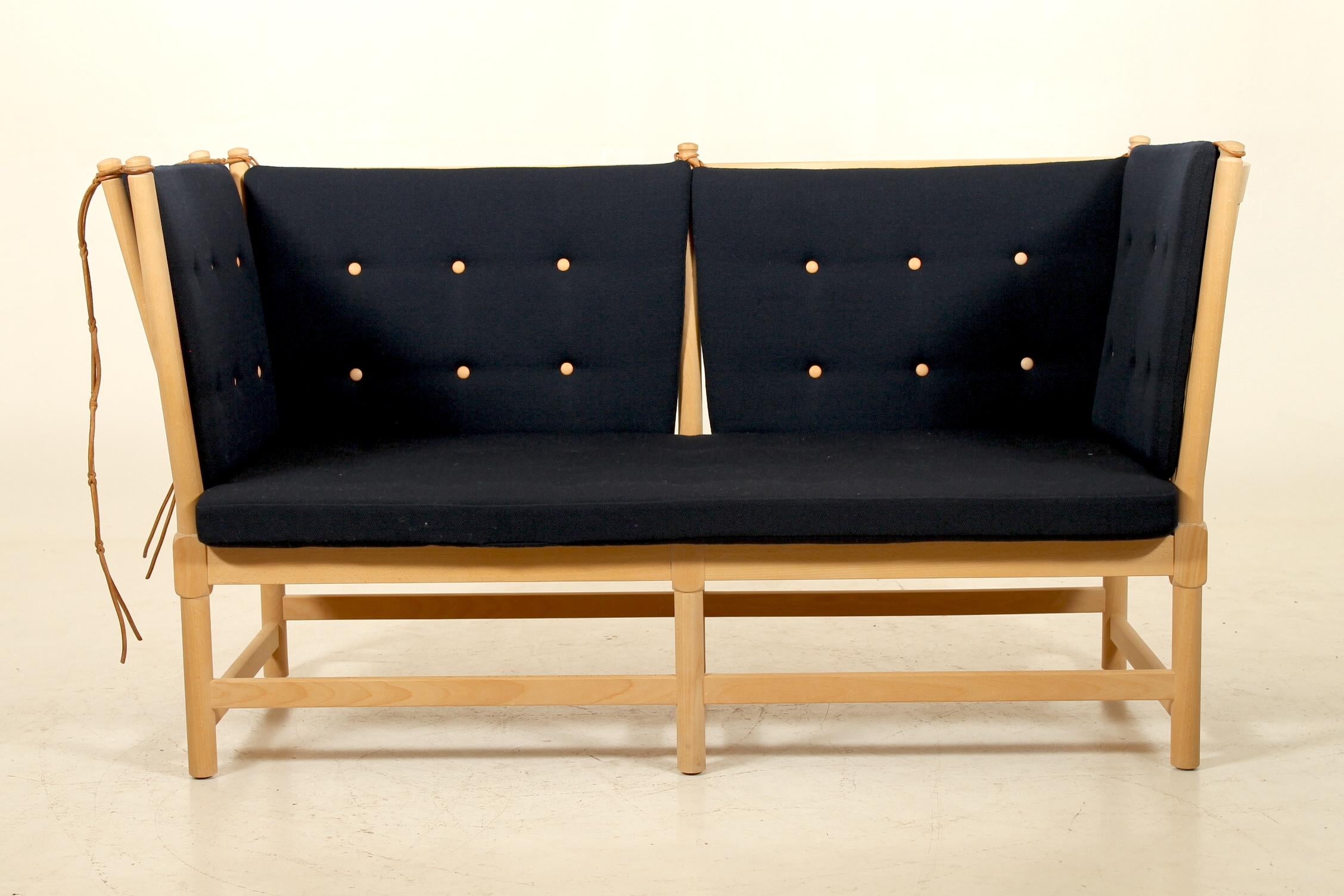 The iconic tremmesofa or spoke-back sofa in beech designed by Børge Mogensen in 1945 and produced by Fritz Hansen, Denmark.
New cushions in fabric with leather buttons.