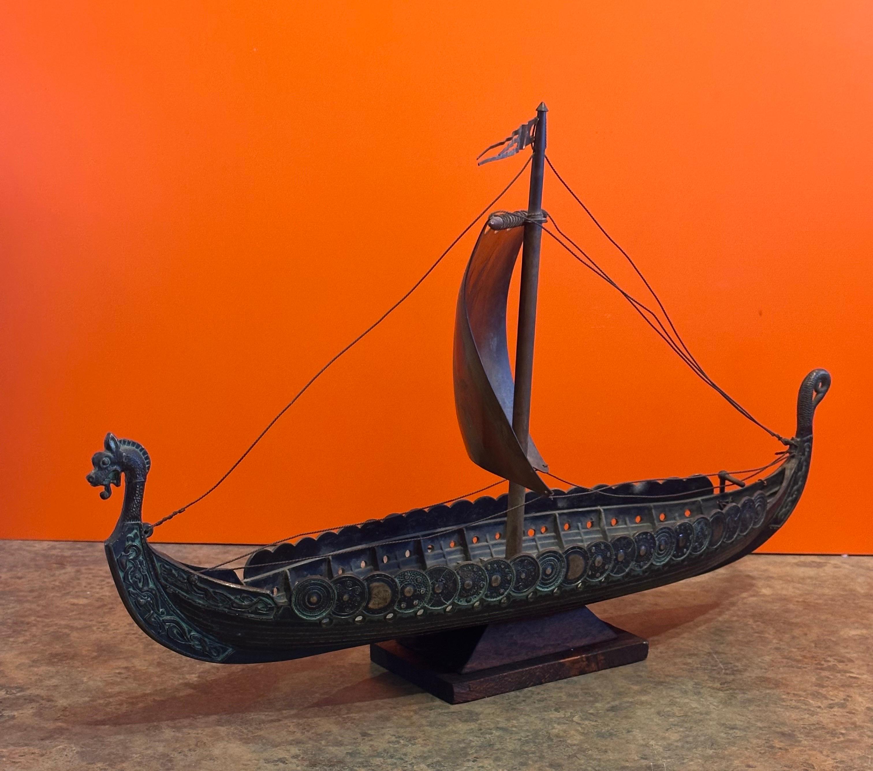 Sculpture moderne danoise en bronze de bateau viking dans le style d'Edward Aagaard 3