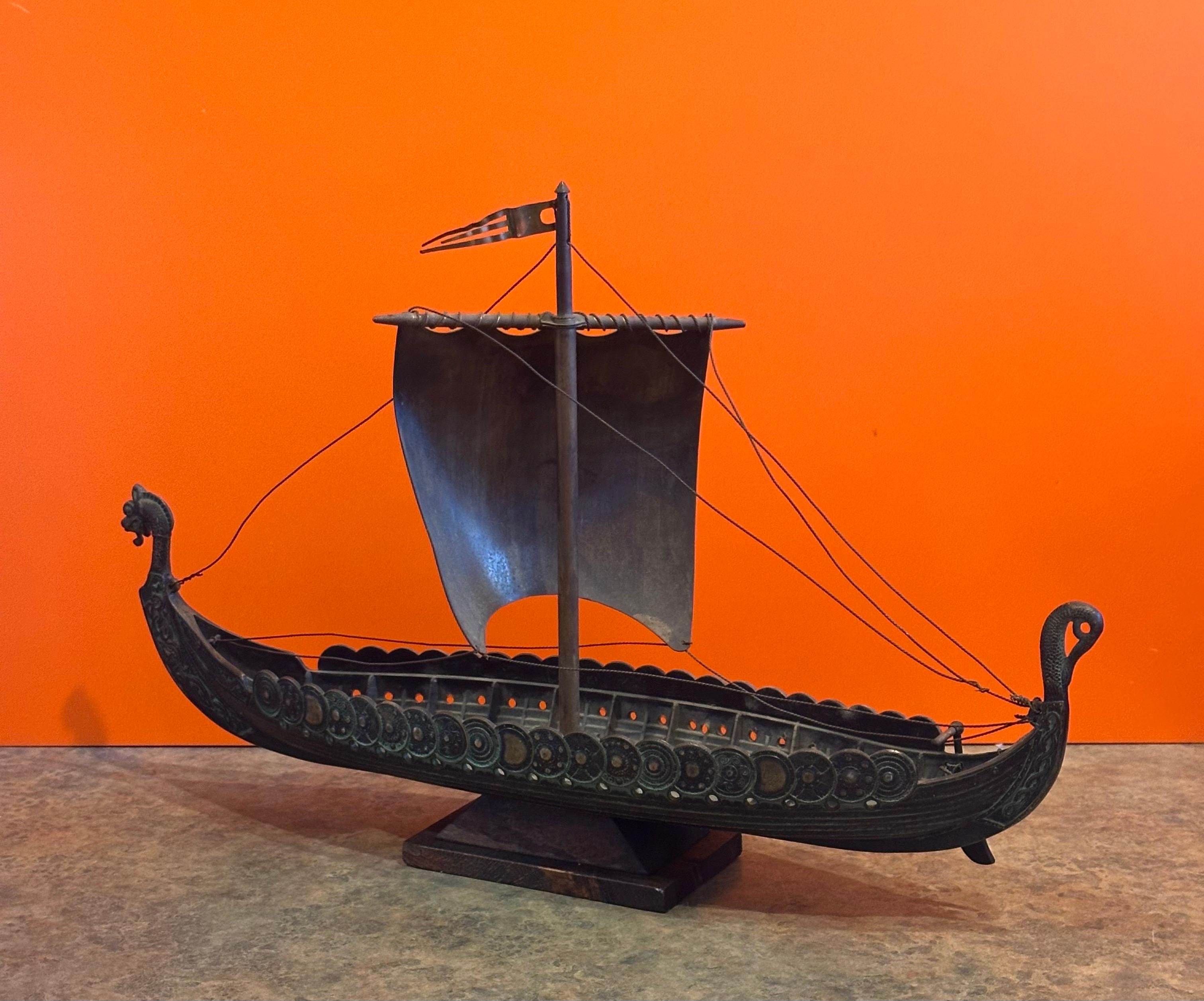 Sculpture moderne danoise en bronze de bateau viking dans le style d'Edward Aagaard 4