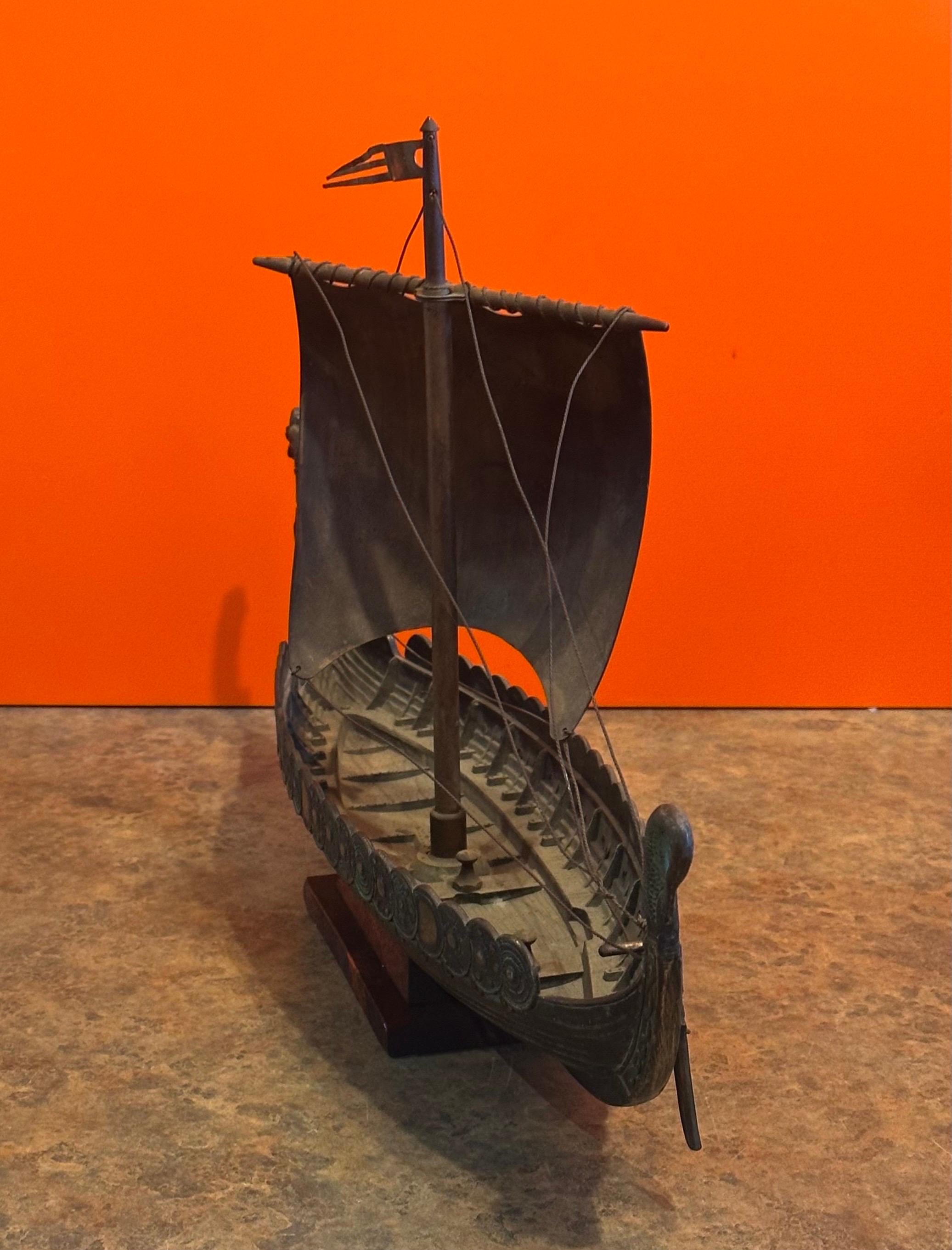 Sculpture moderne danoise en bronze de bateau viking dans le style d'Edward Aagaard 7