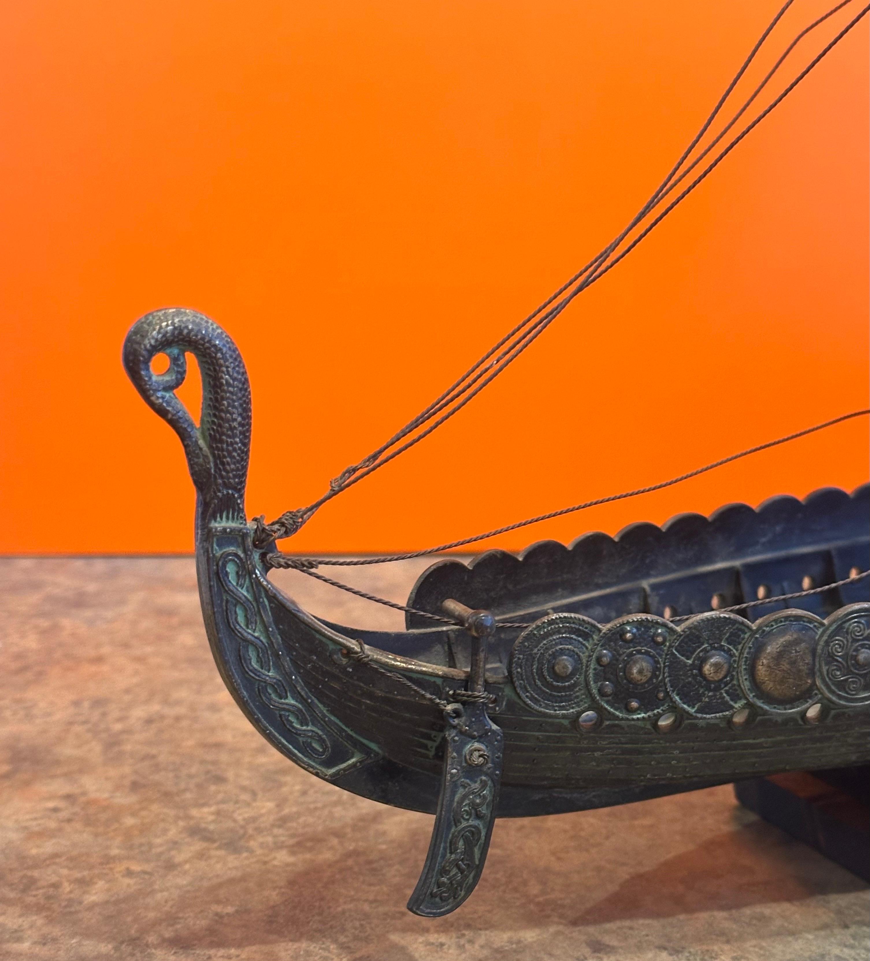 Sculpture moderne danoise en bronze de bateau viking dans le style d'Edward Aagaard 9