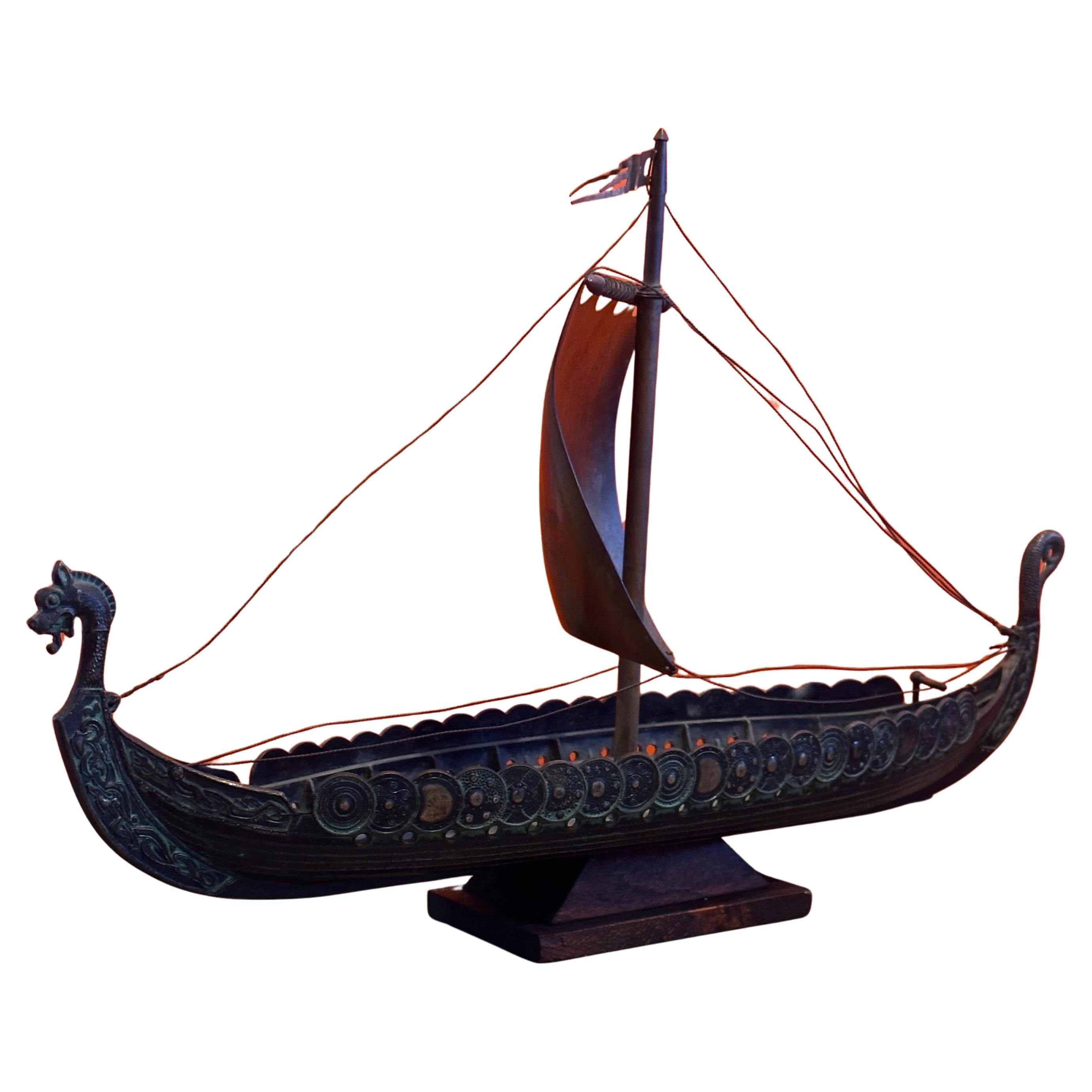 Très belle sculpture / maquette danoise moderne en bronze de bateau viking dans le style d'Edward Aagaard, vers les années 1970.  La pièce est soudée à la main et a un bel aspect et une belle patine ; elle mesure 17 