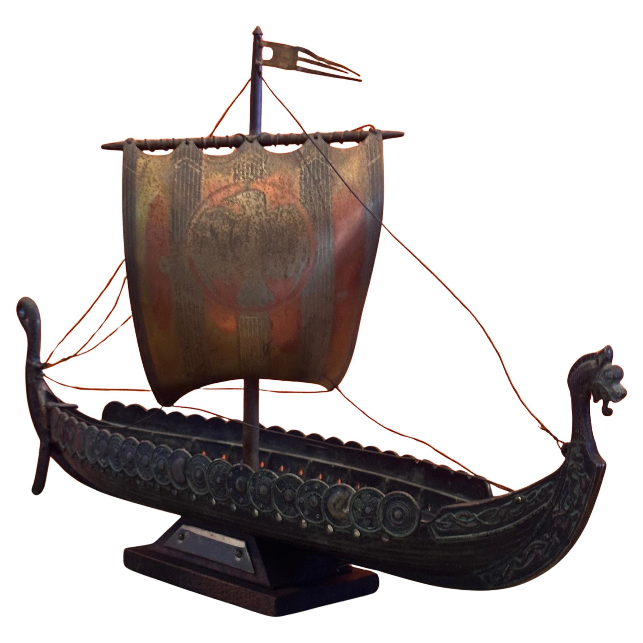 Brutalisme Sculpture moderne danoise en bronze de bateau viking dans le style d'Edward Aagaard