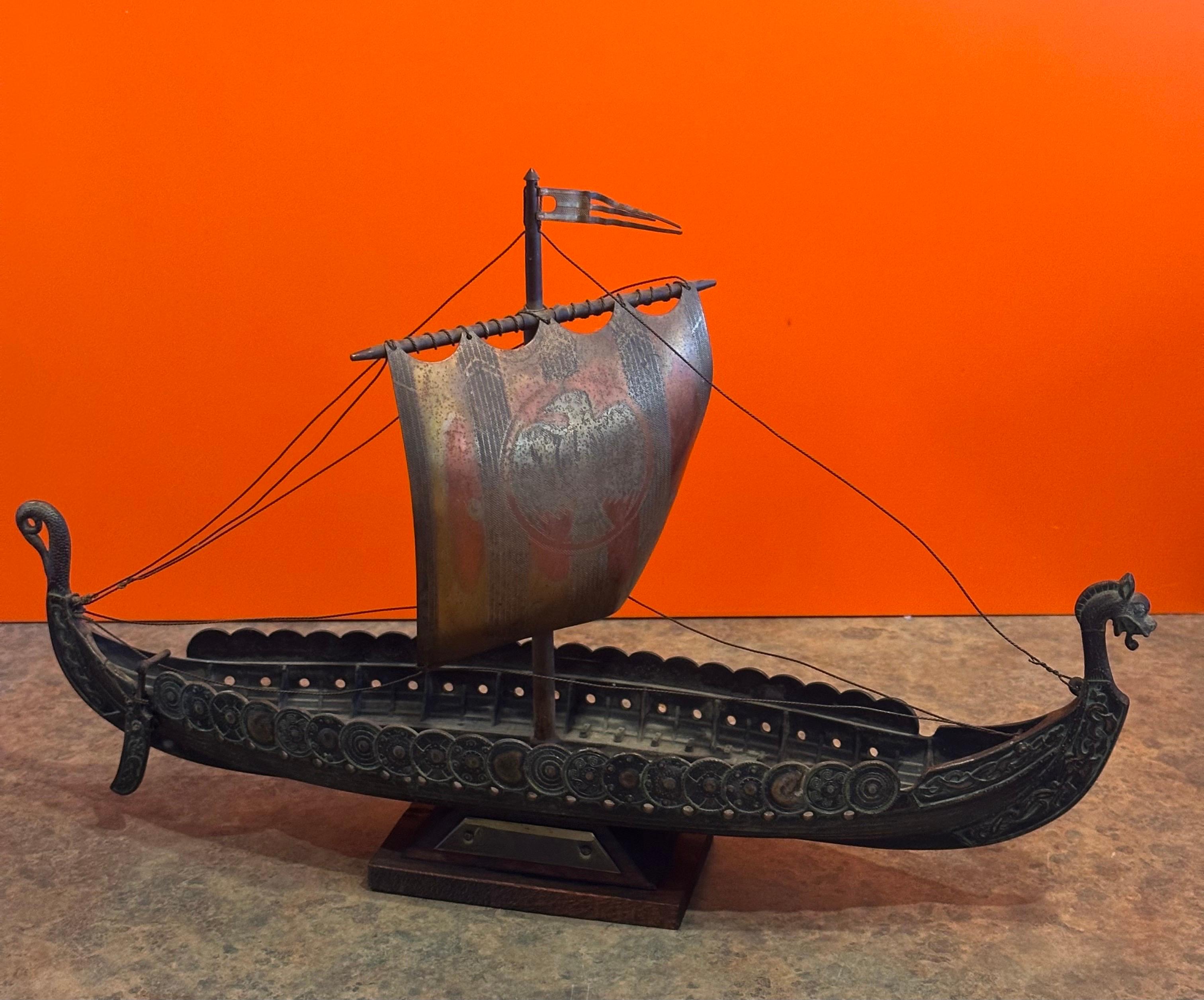 20ième siècle Sculpture moderne danoise en bronze de bateau viking dans le style d'Edward Aagaard