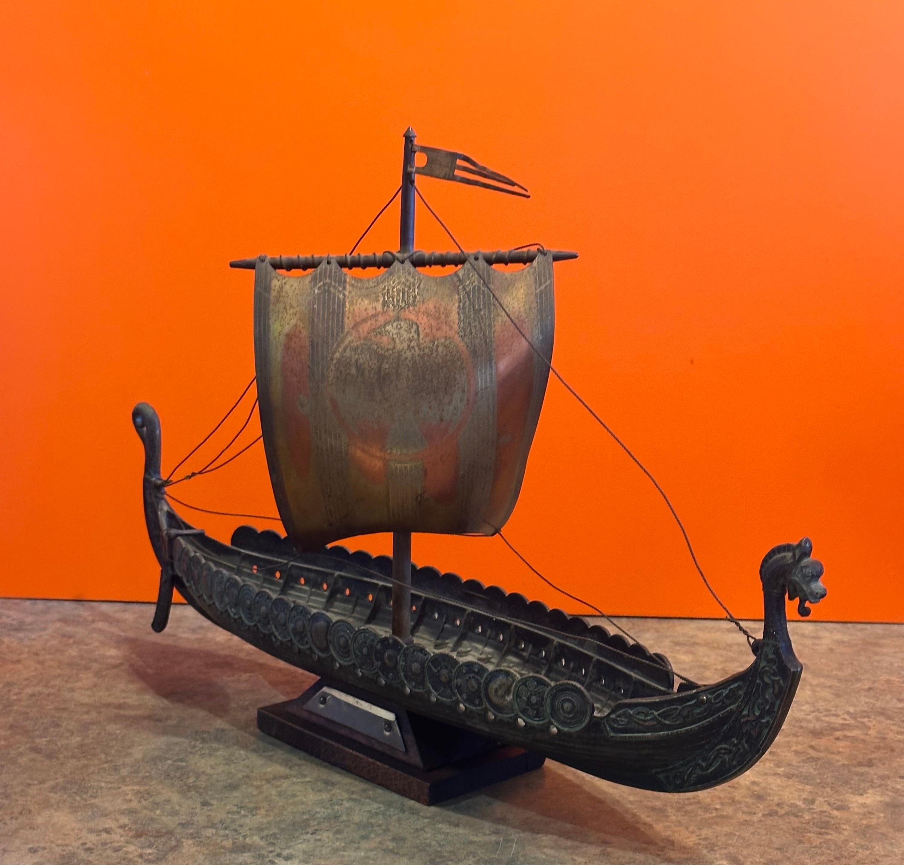 Fer Sculpture moderne danoise en bronze de bateau viking dans le style d'Edward Aagaard