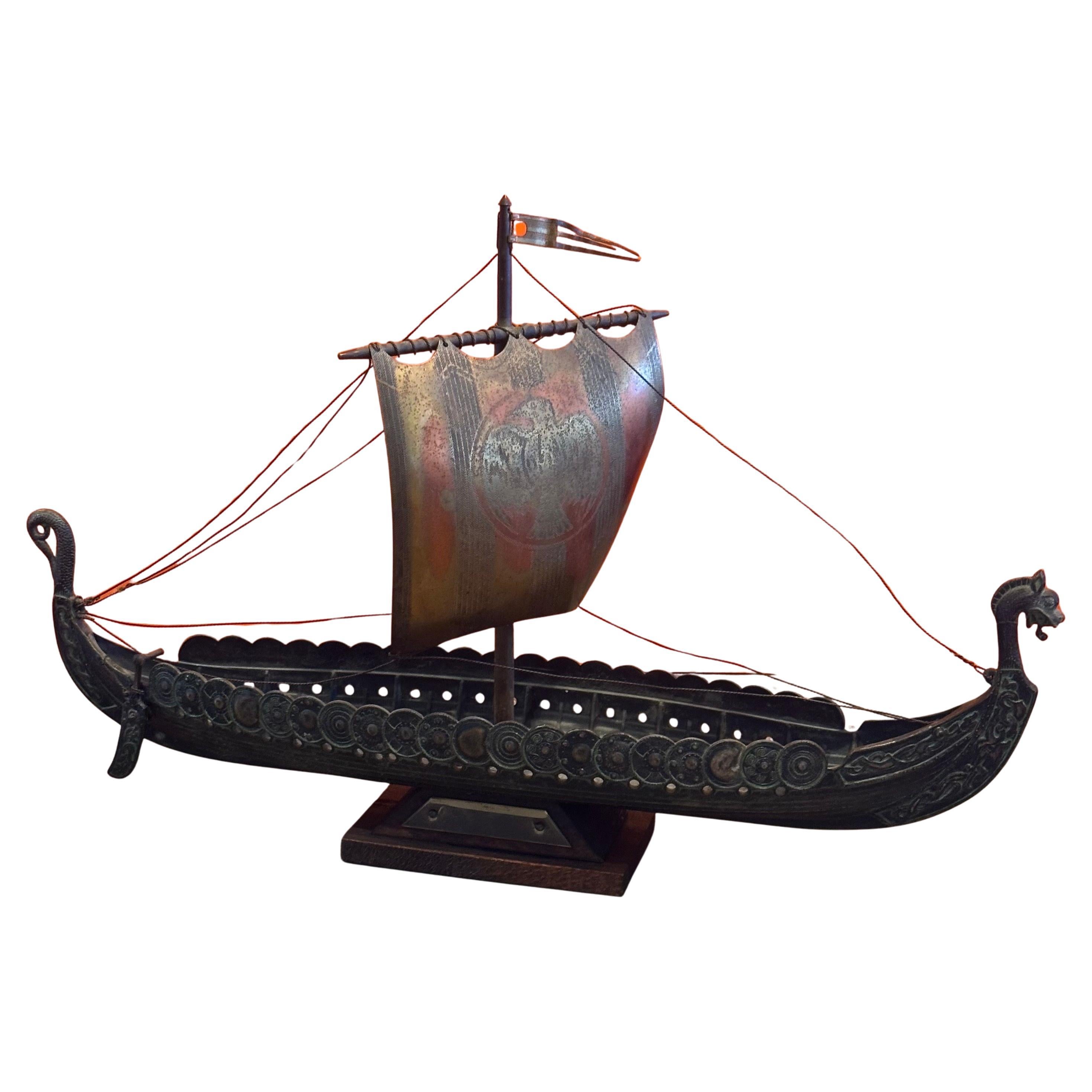 Sculpture moderne danoise en bronze de bateau viking dans le style d
Edward Aagaard