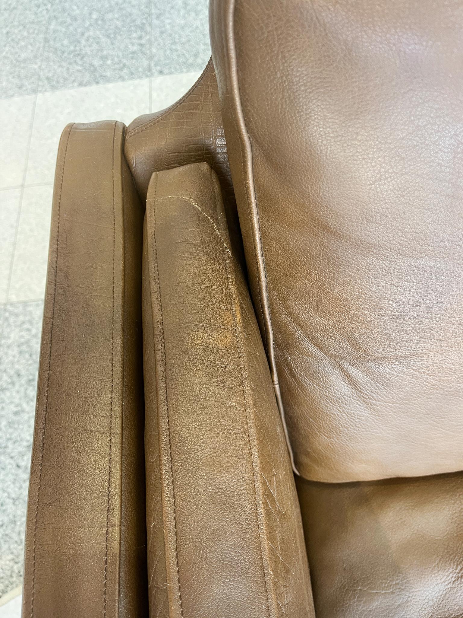 Sillón moderno danés de cuero marrón al estilo de Børge Mogensen en Bastante bueno estado para la venta en New York, NY