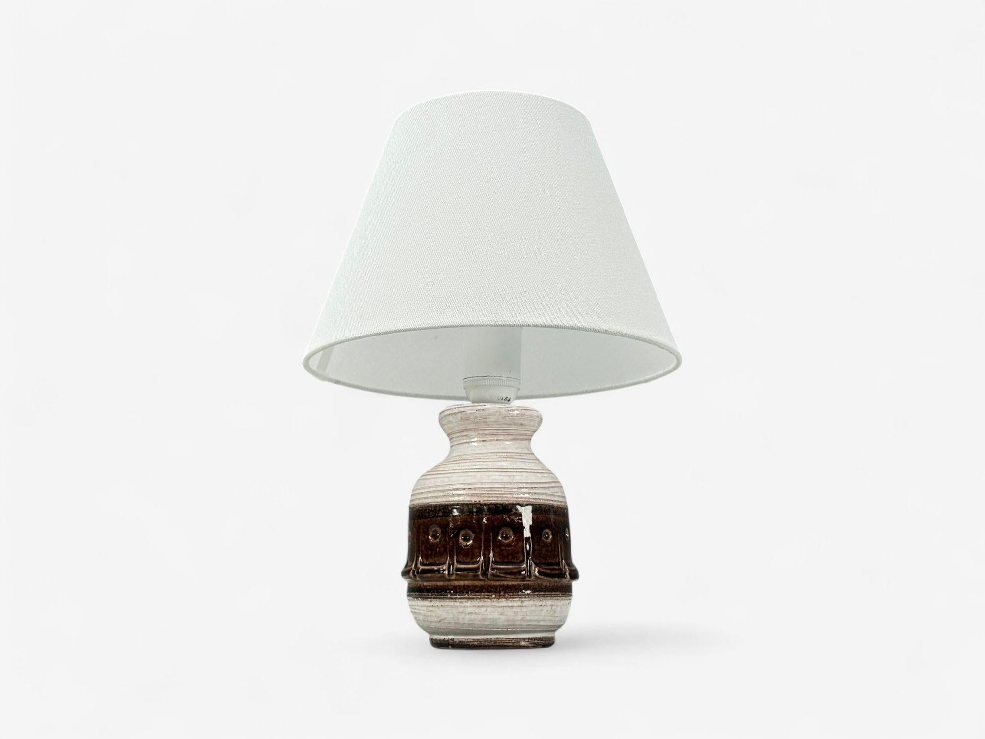 Danish Modern, Brown Stoneware, Table Lamp, Denmark, 1960s In Good Condition For Sale In Manhasset, NY