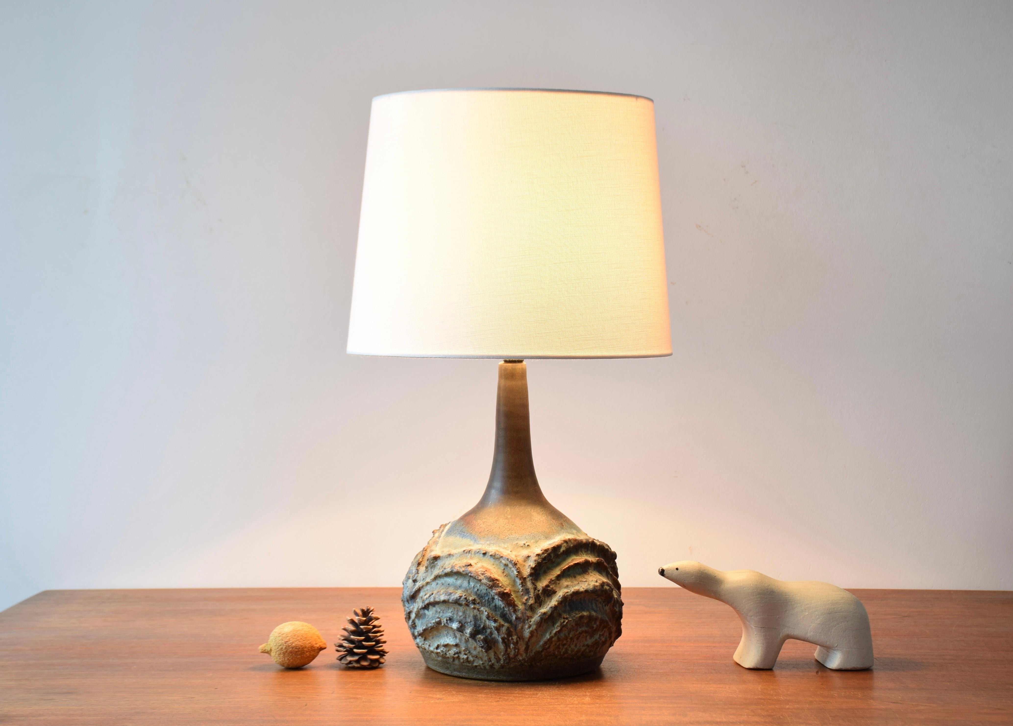 Danish Modern brutalist ceramic table lamp by Judi Kunst. Made ca. 1970s.

Judi Kunst was run by Judith and Iver Christensen and located at Kelstrup Strand close to Haderslev in Jutland.

The colors are a mix of brown and blue shades.

Included is a