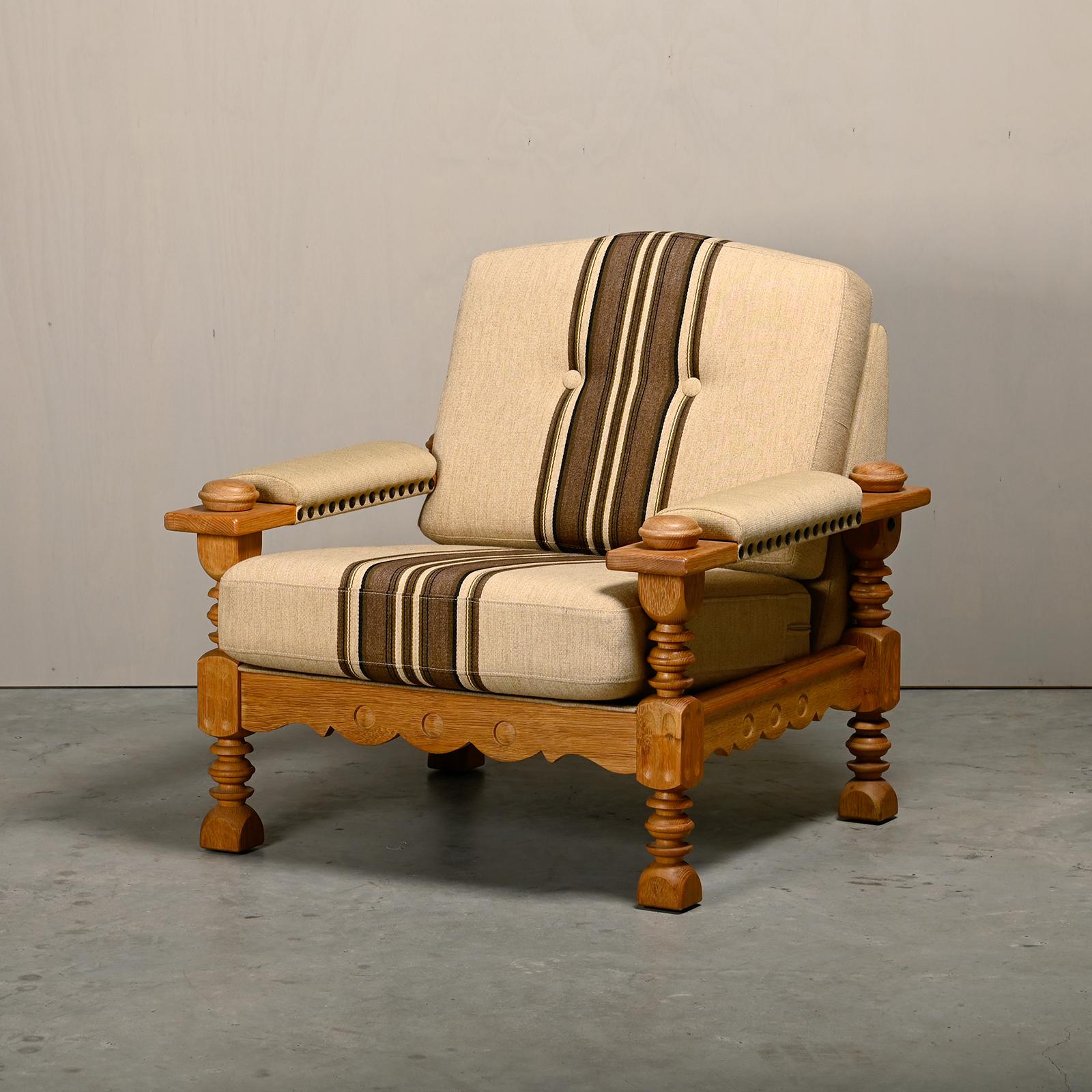 Brutalistischer und skulpturaler dänischer moderner Sessel im Stil von Henning Kjærnulf von einem dänischen Tischler, 1960er Jahre. Bequemer Loungesessel mit schönen Details, der zu vielen Einrichtungsstilen passt. Massives Eichengestell mit