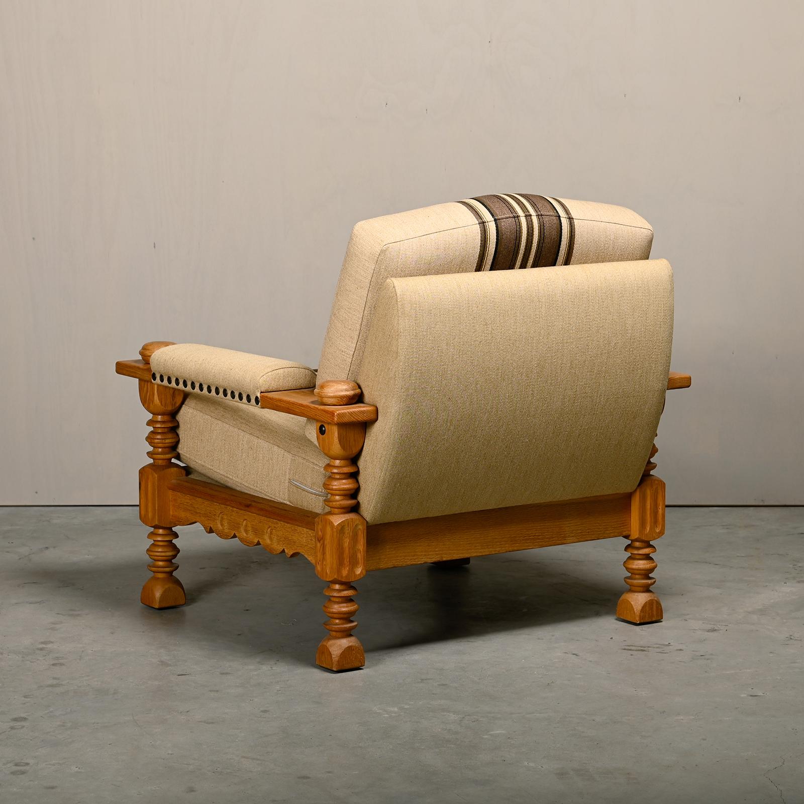 Dänischer Moderner Brutalistischer Loungesessel in Eiche, Henning Kjærnulf, Dänemark 1960er Jahre im Zustand „Gut“ im Angebot in Amsterdam, NL